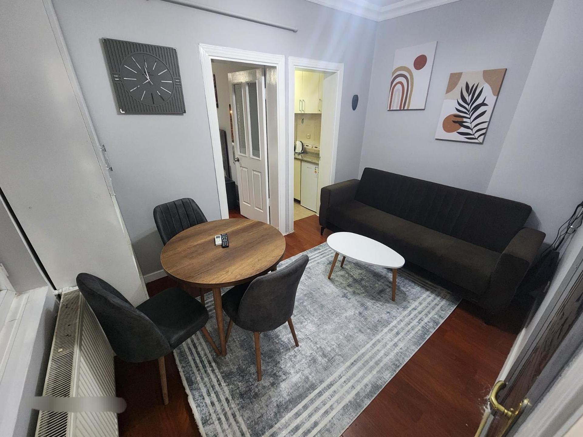 One-Bedroom Apartment photo 1