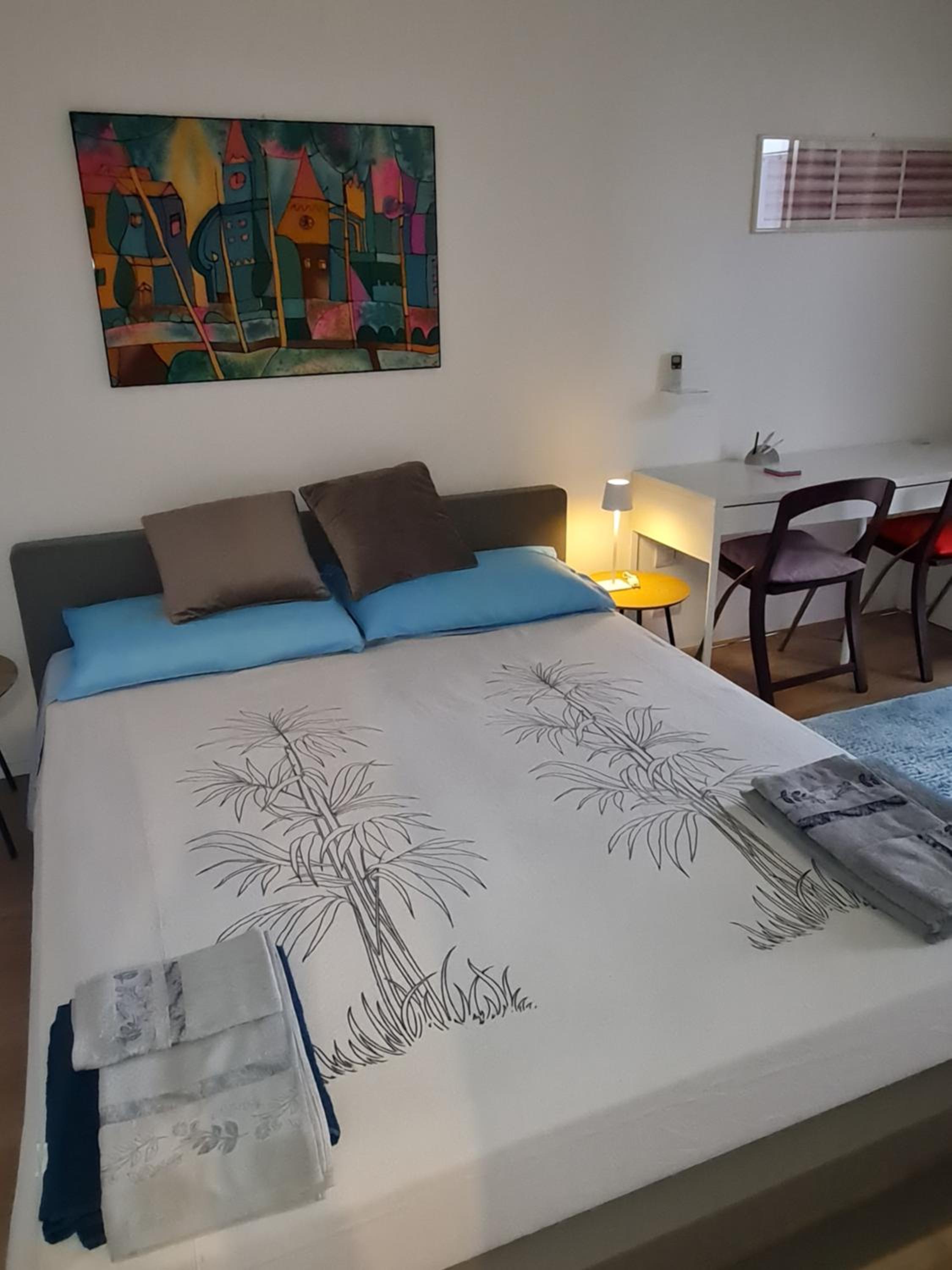 One-Bedroom Apartment photo 1