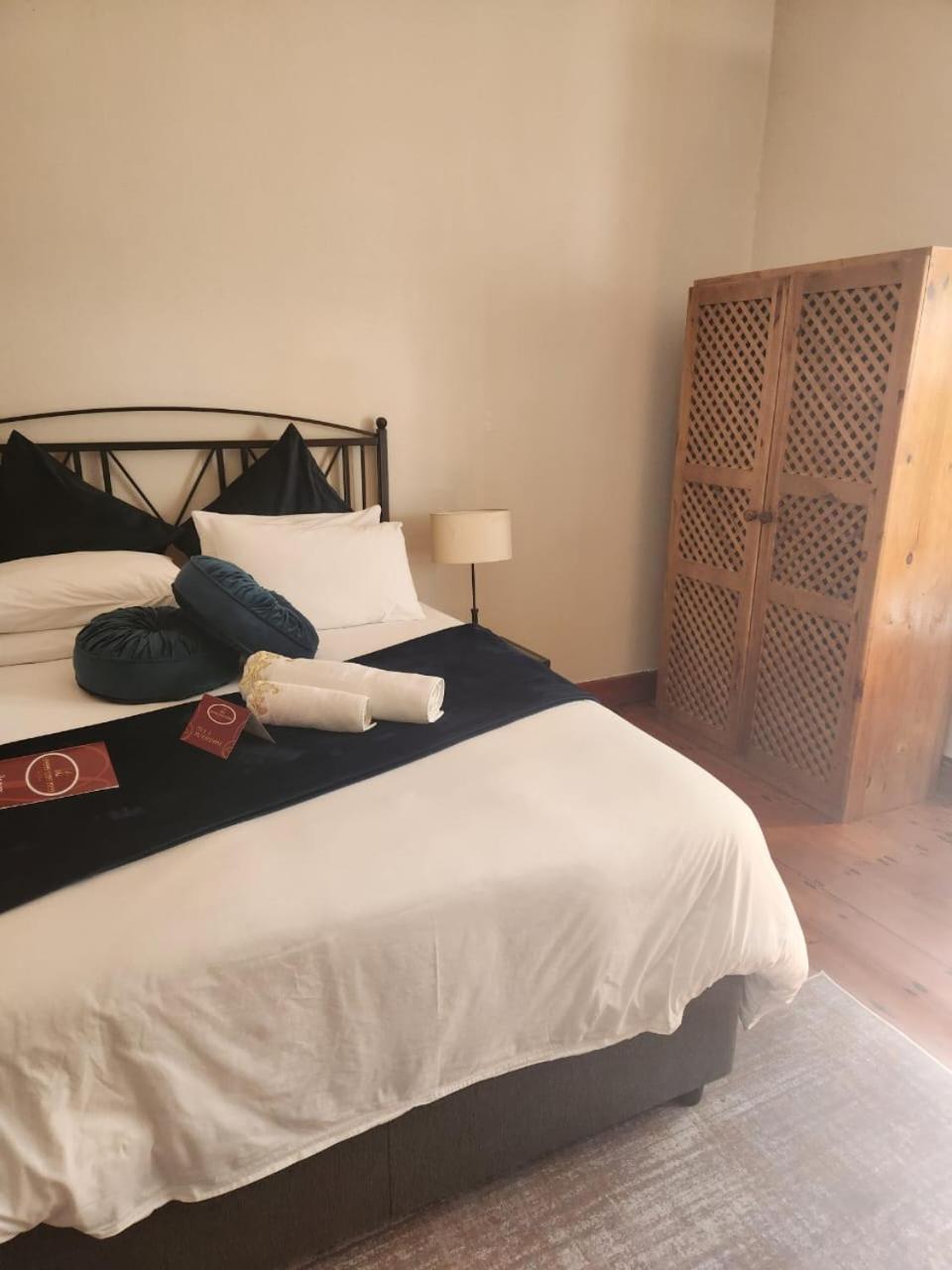 Queen Room photo 1