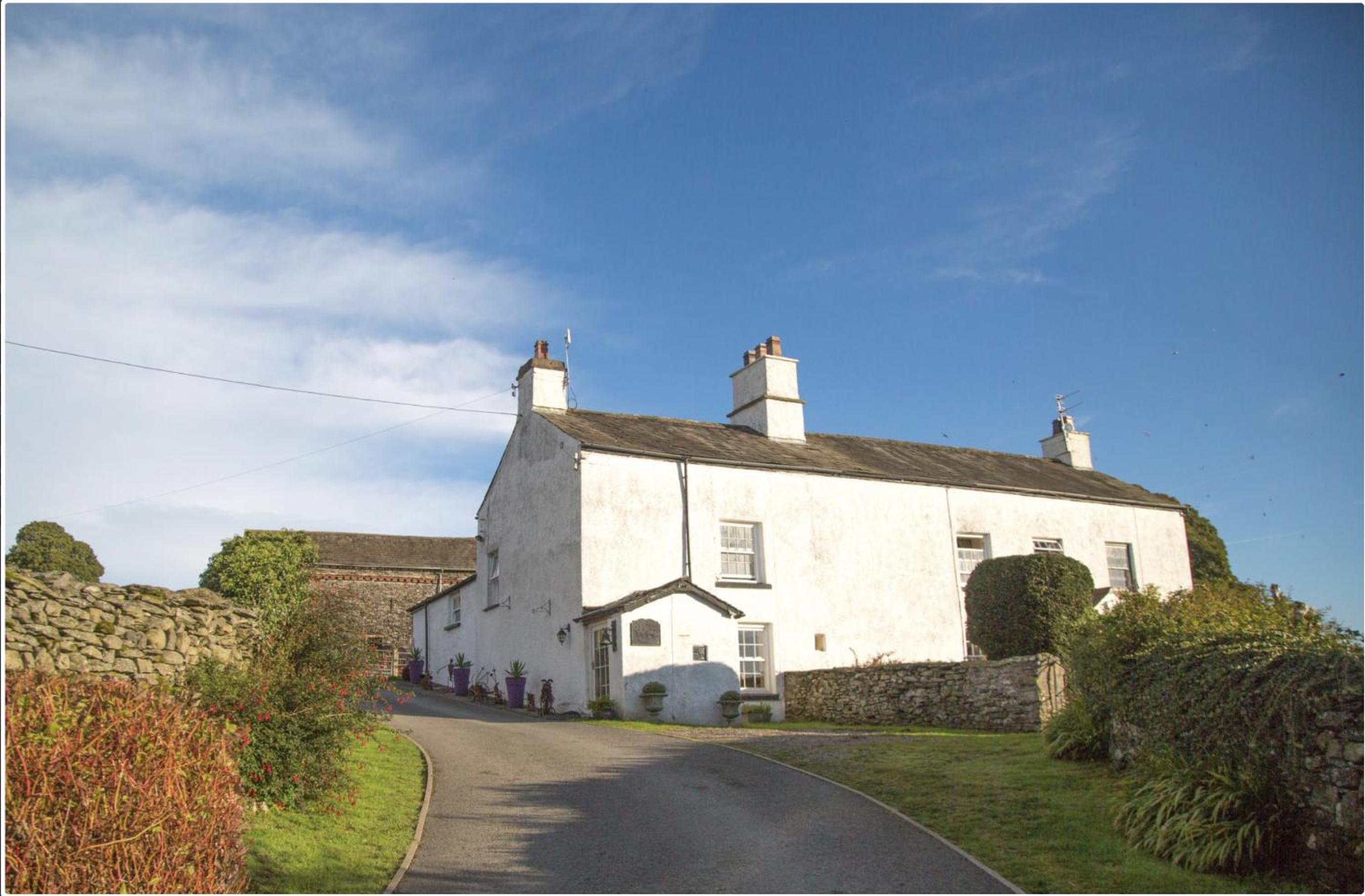 Seven-Bedroom House photo 2