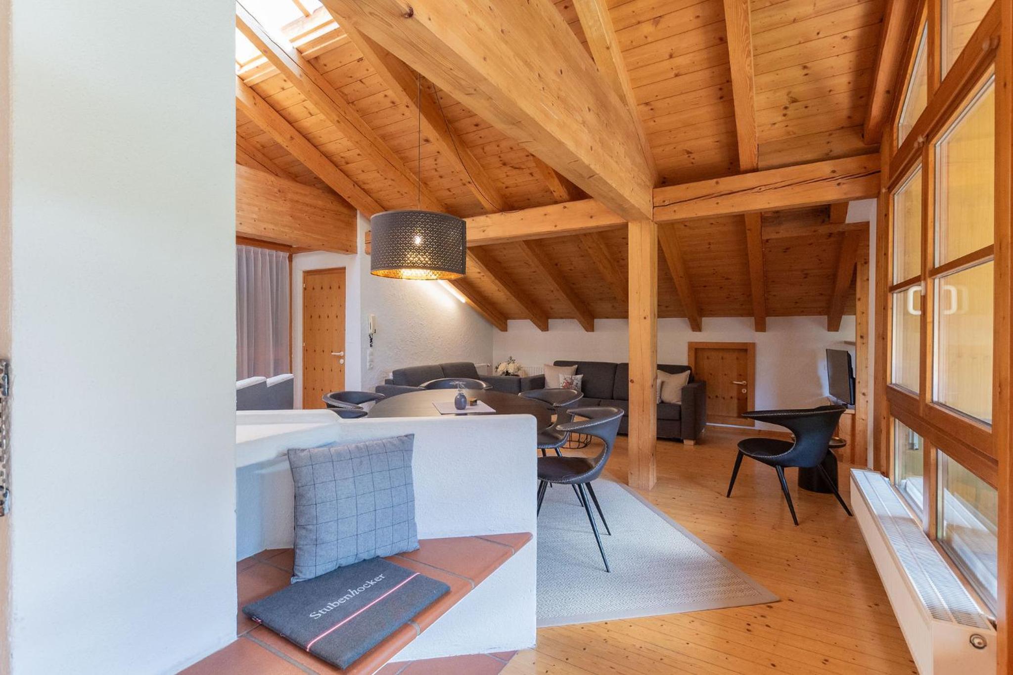 Eight-Bedroom House photo 1