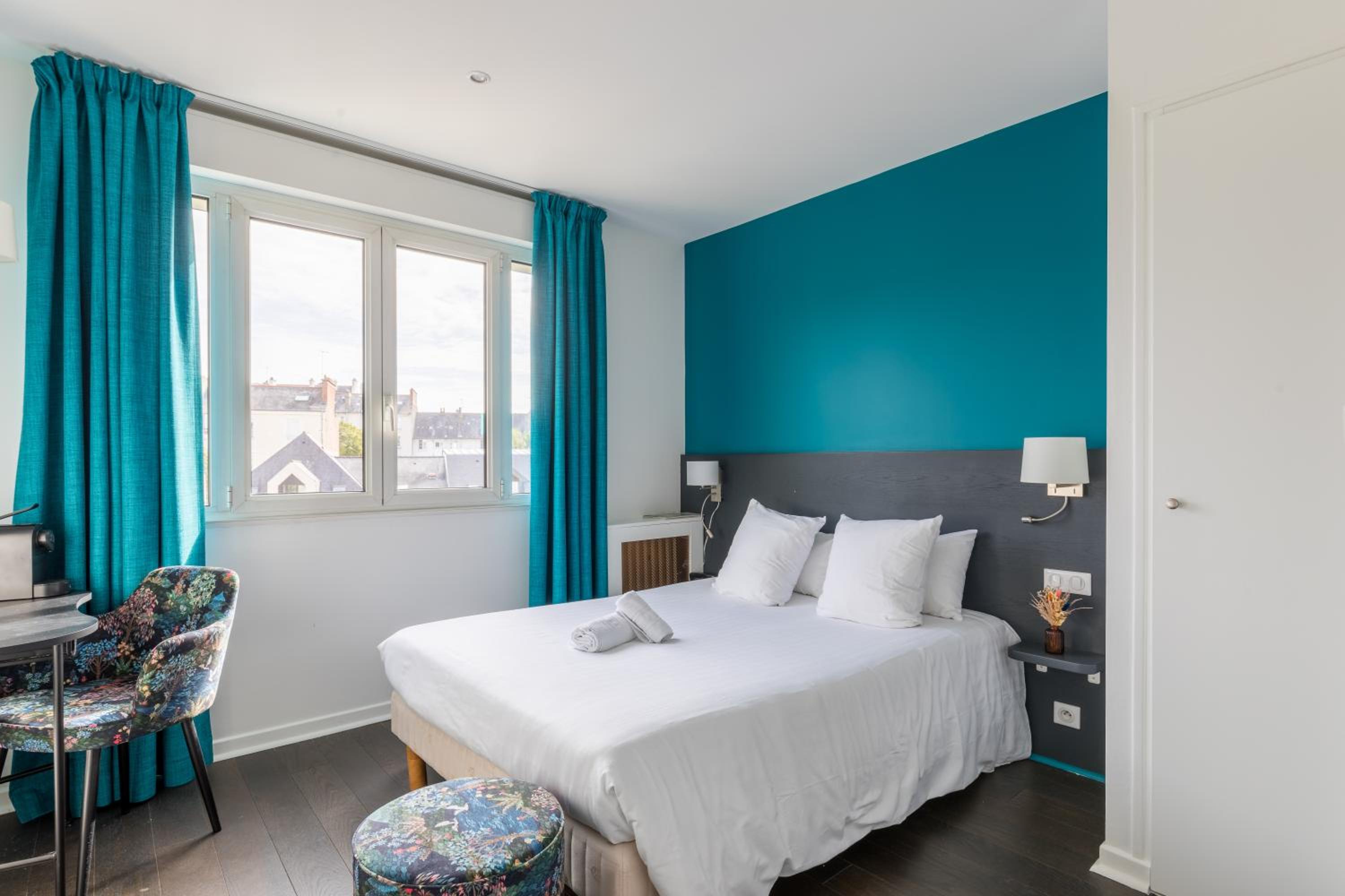 Deluxe Room (2 Adults + 1 Child)