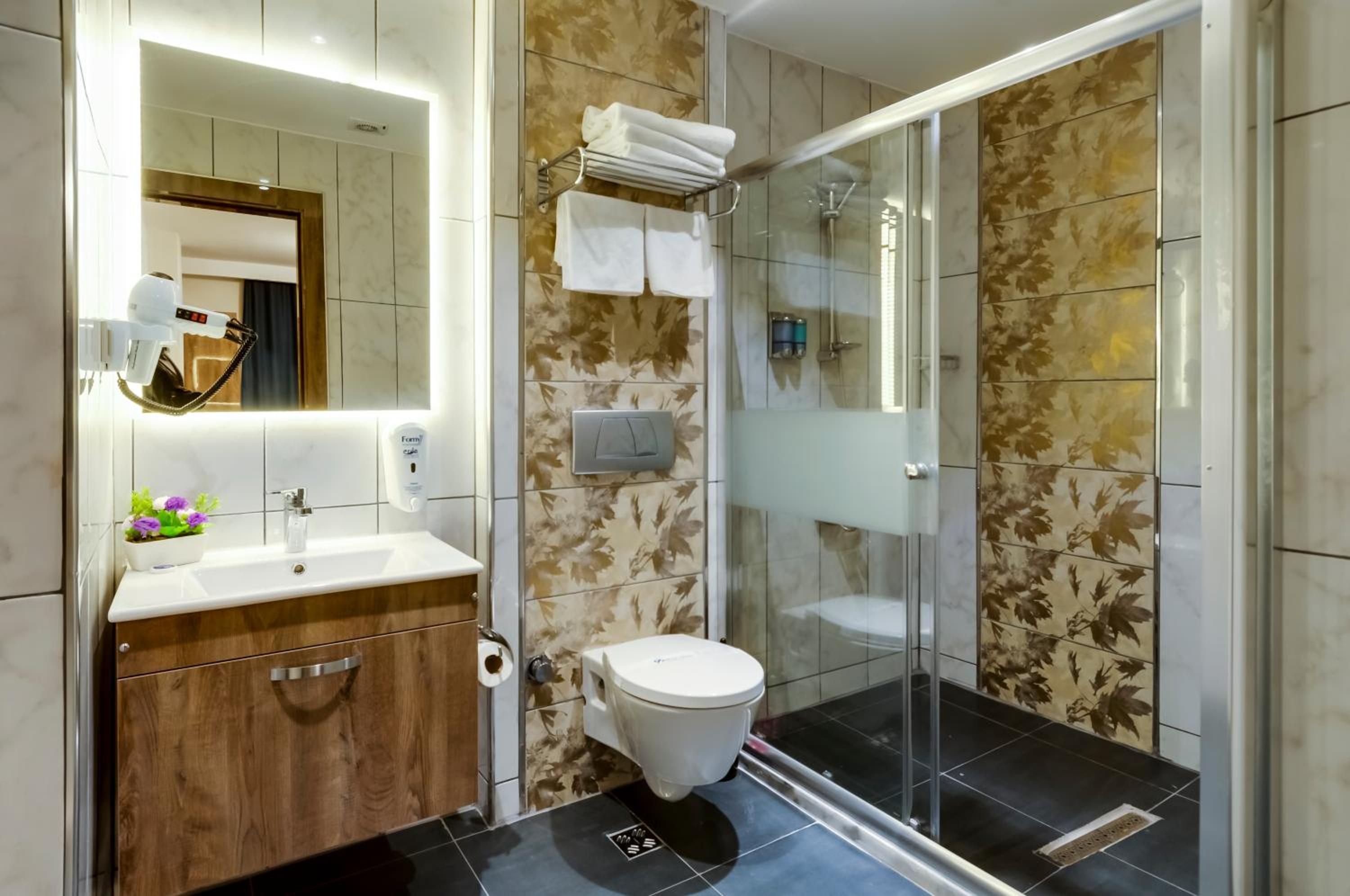 Basic Triple Room photo 2