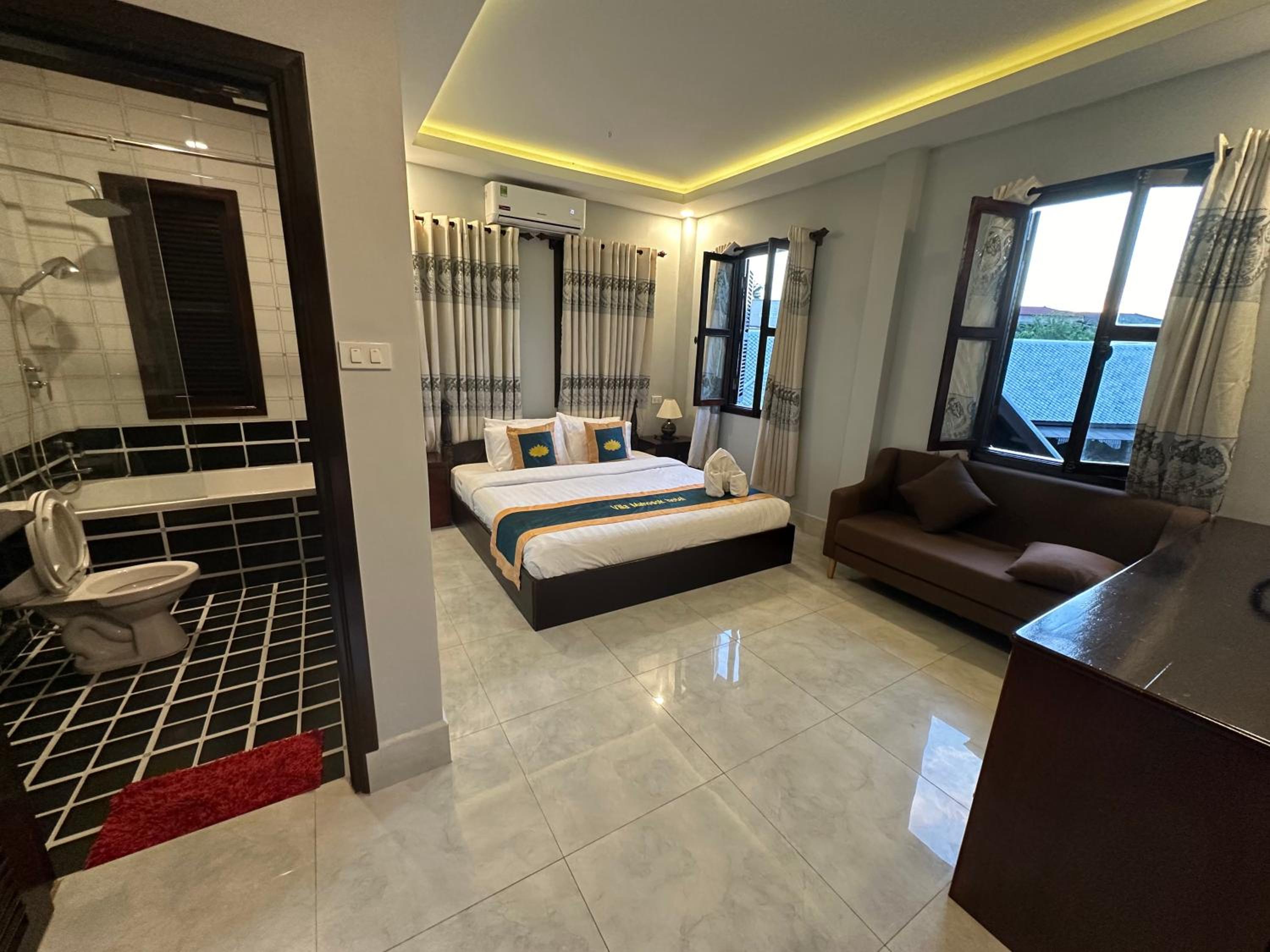 Deluxe Double Room with Bath - Photo 7