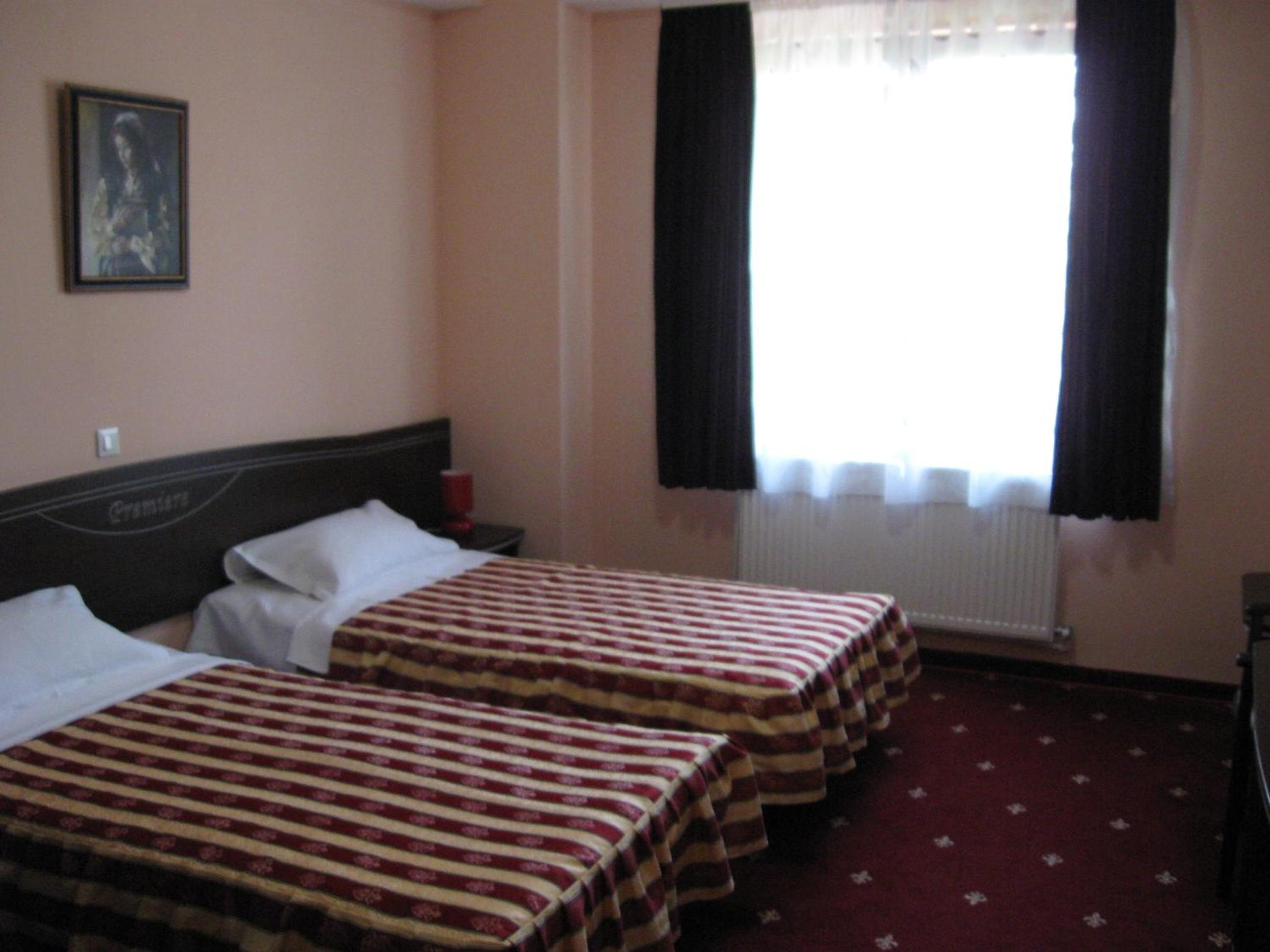 Twin Room - Photo 2