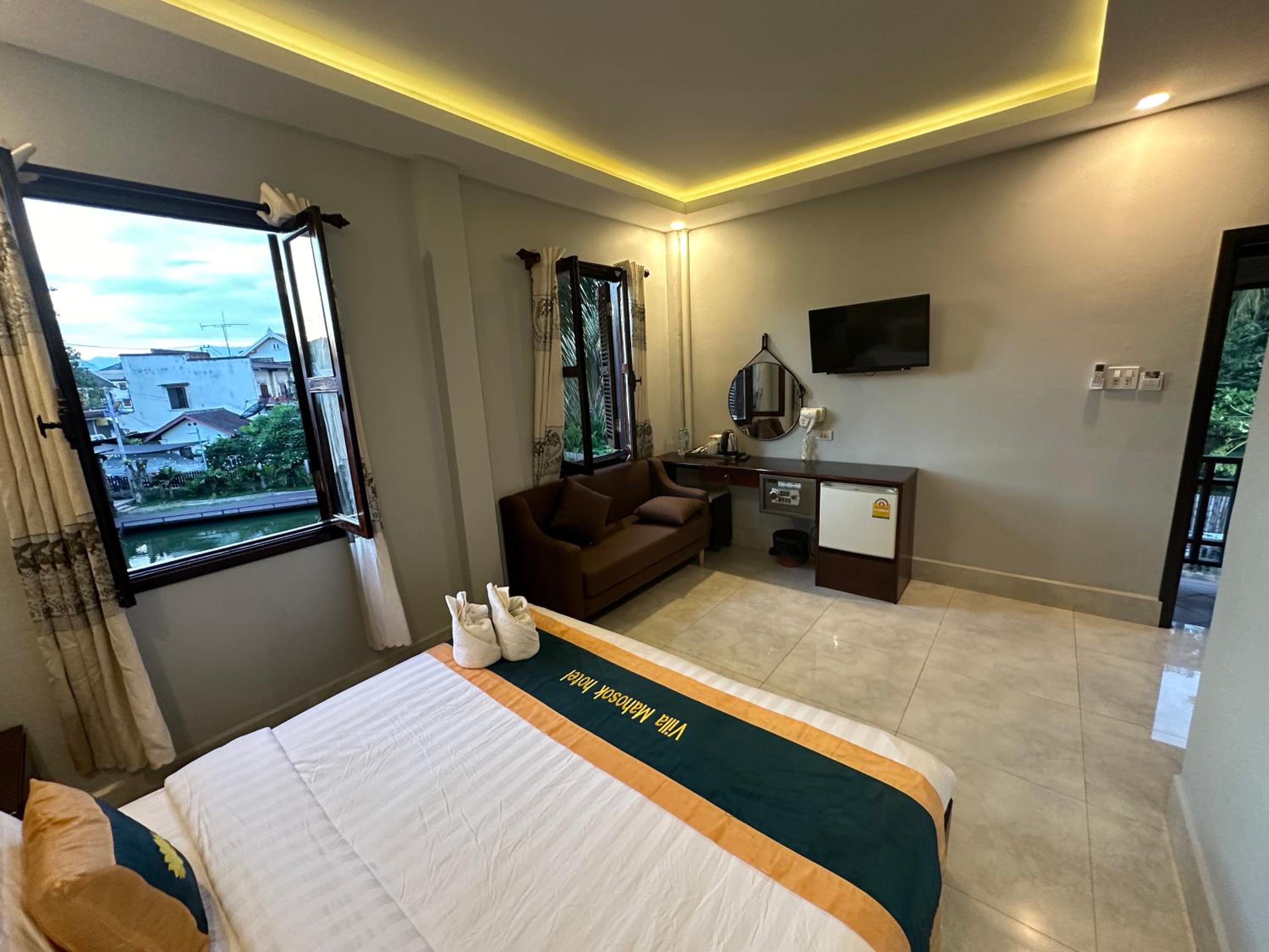Deluxe Double Room with Bath - Photo 5