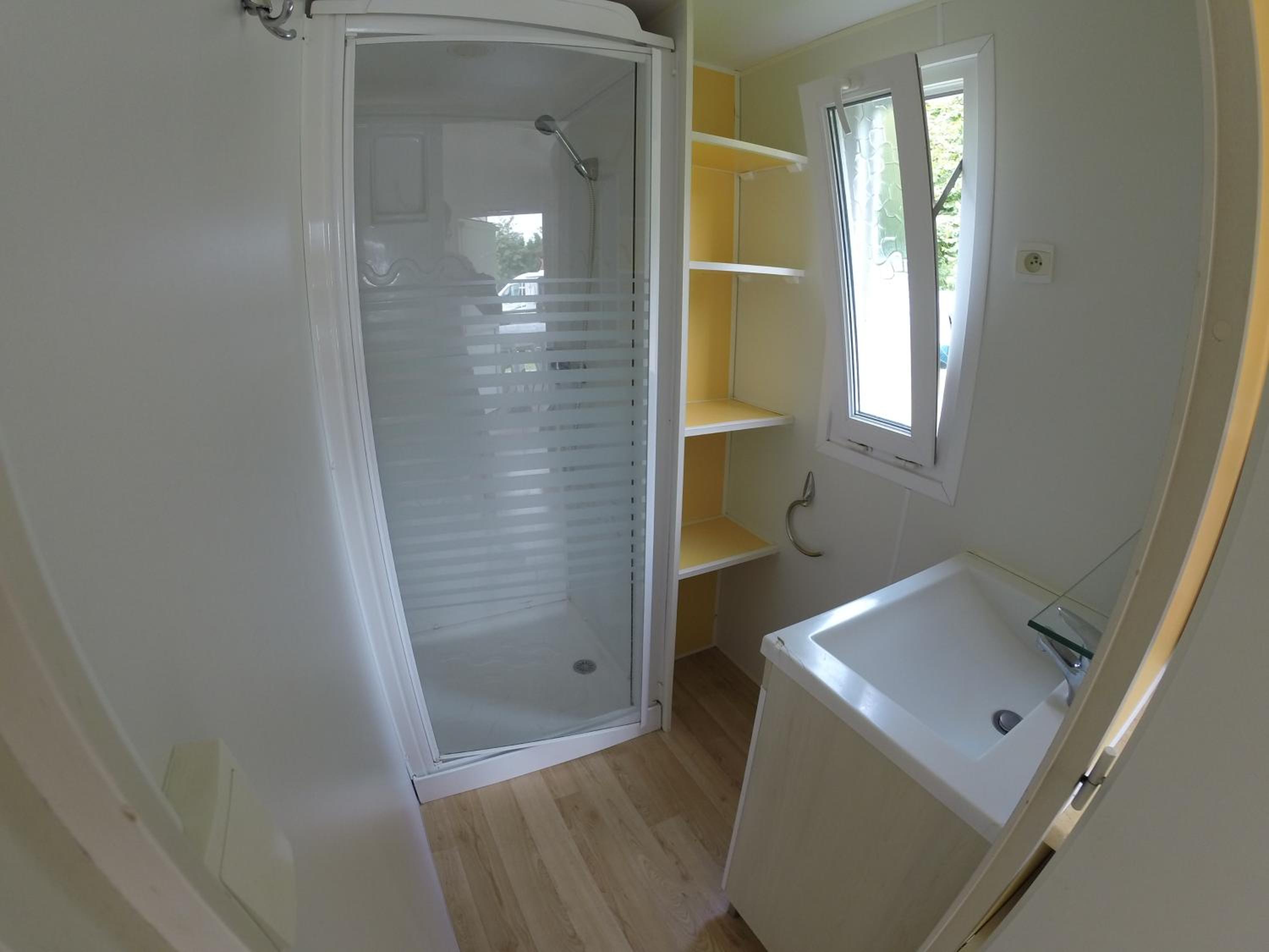 Mobile Home - Photo 4