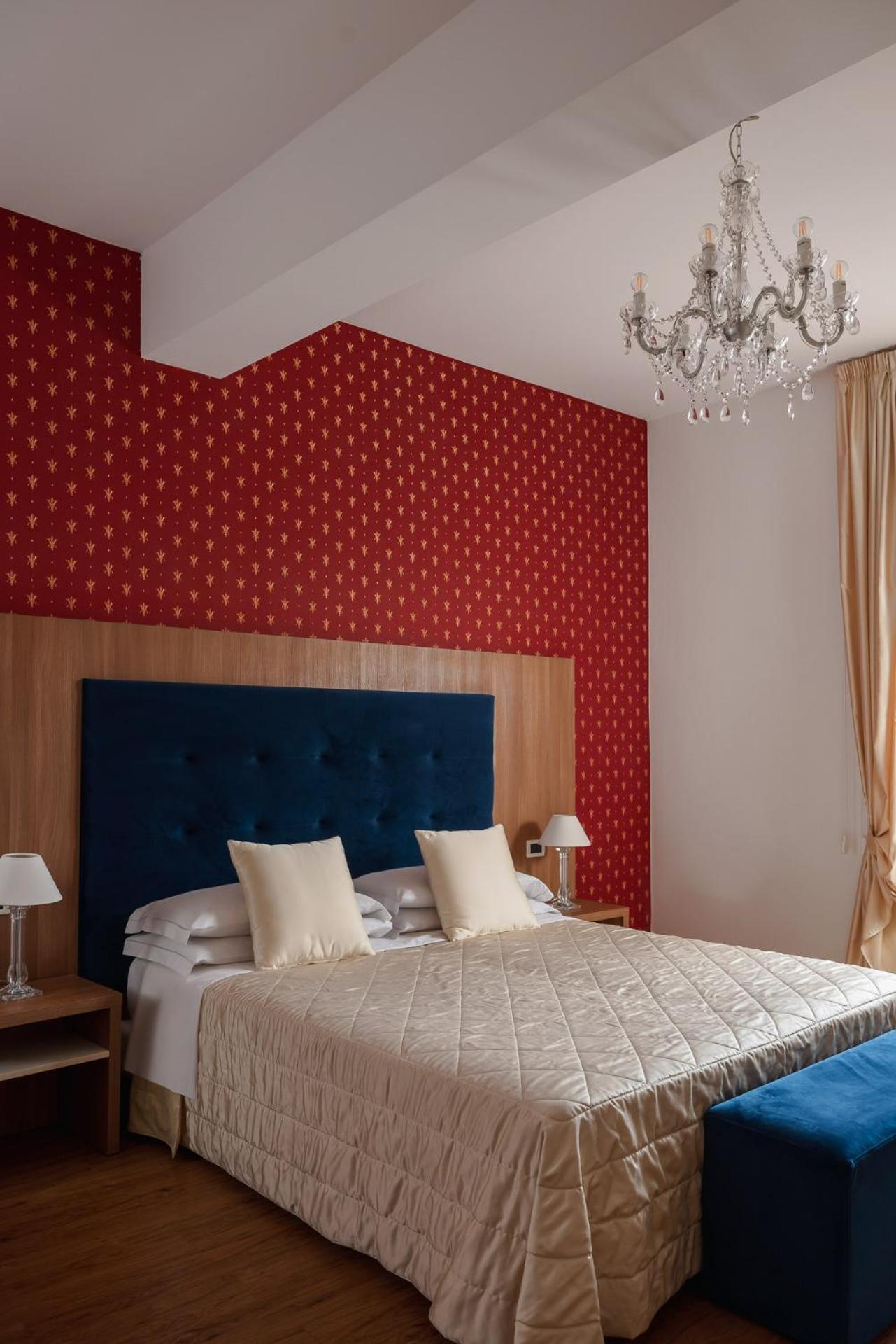 Deluxe Double Room - Photo 10