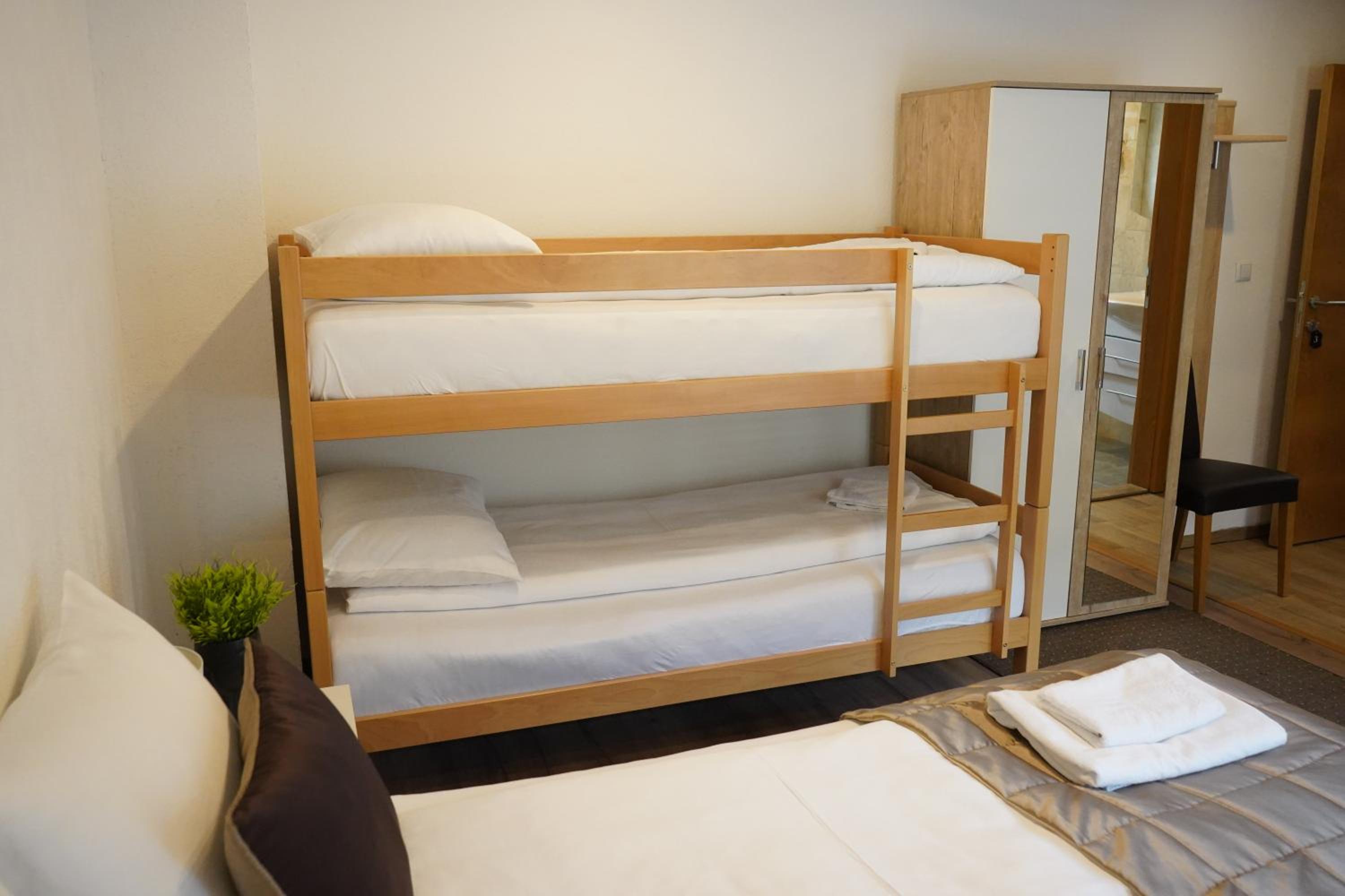 8-Bed Mixed Dormitory Room photo 3