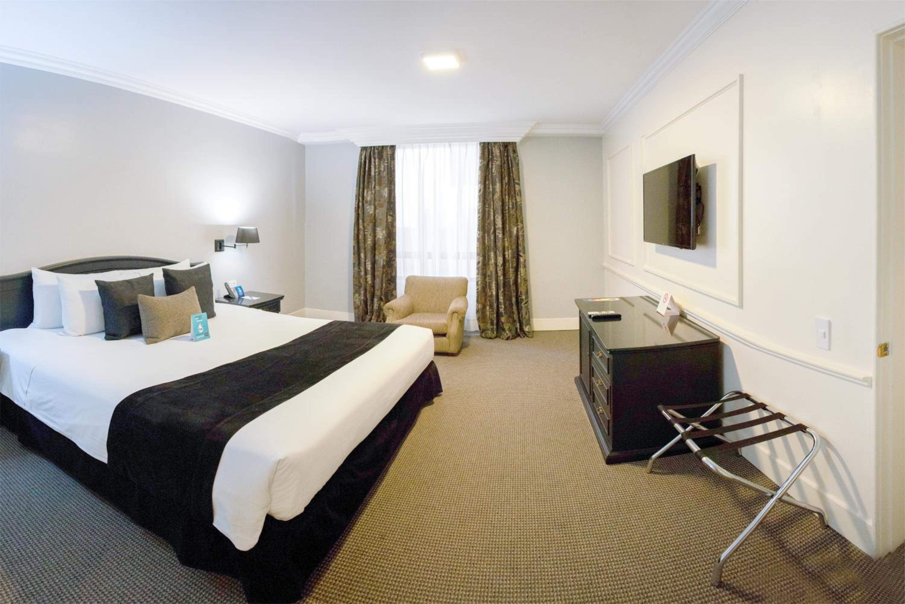 Deluxe King Suite photo 3