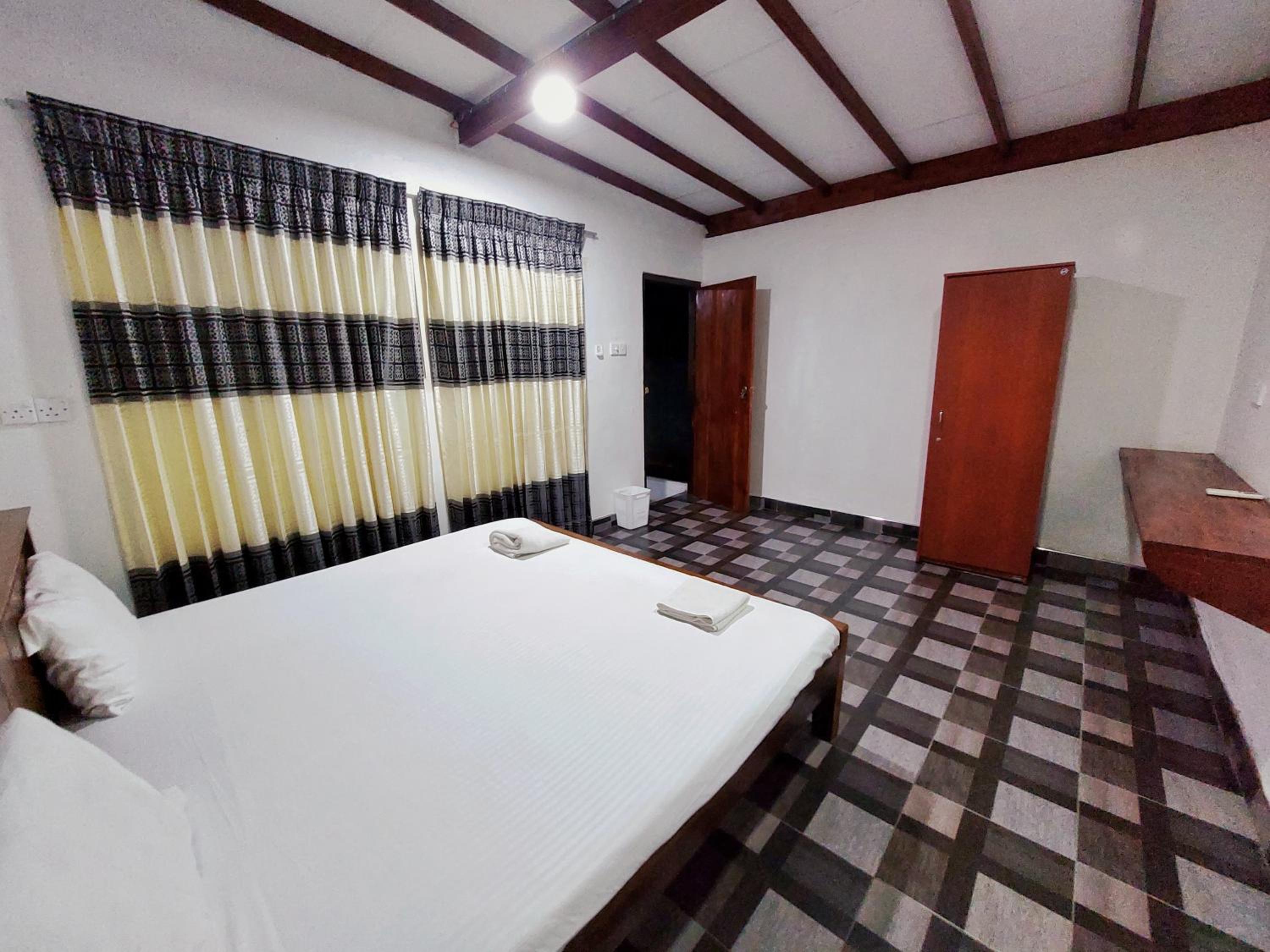 Deluxe Queen Room - Photo 5