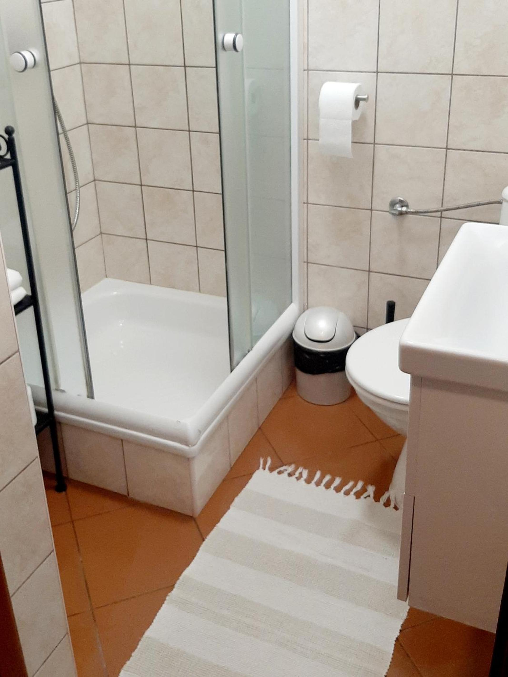 Twin Room with Private External Bathroom - Photo 2