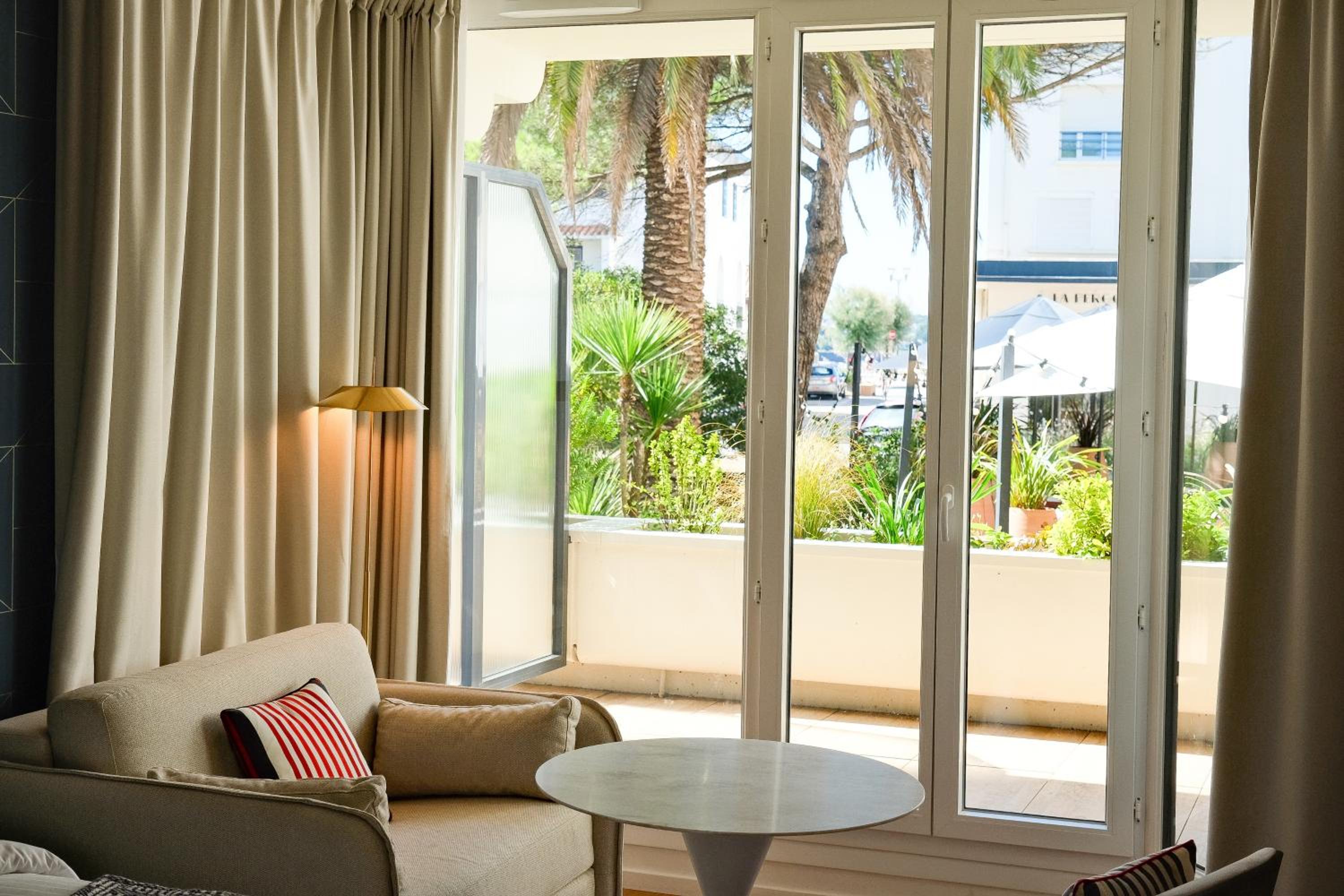 Superior Room with Balcony - Photo 3