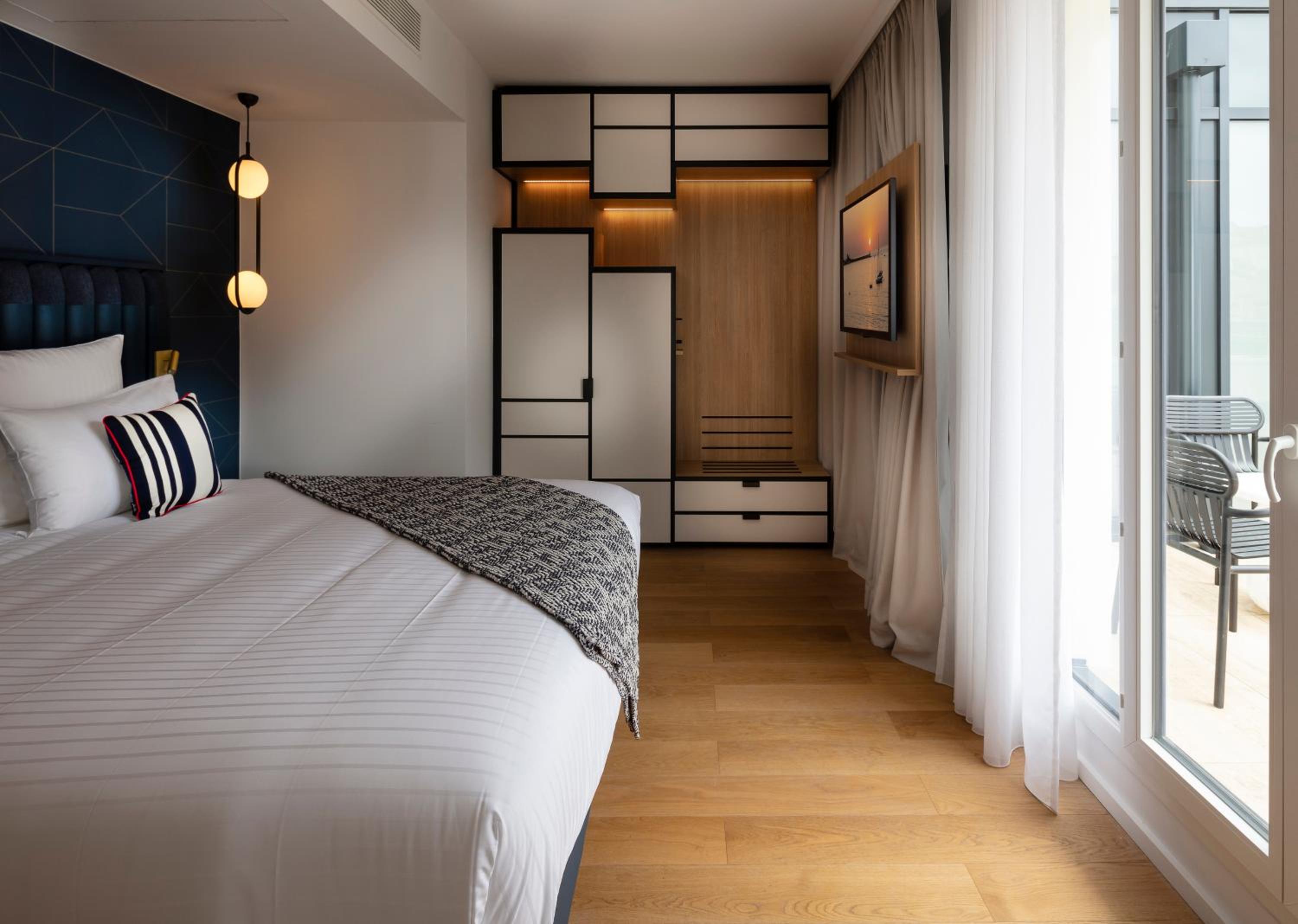 Suite - Photo 2