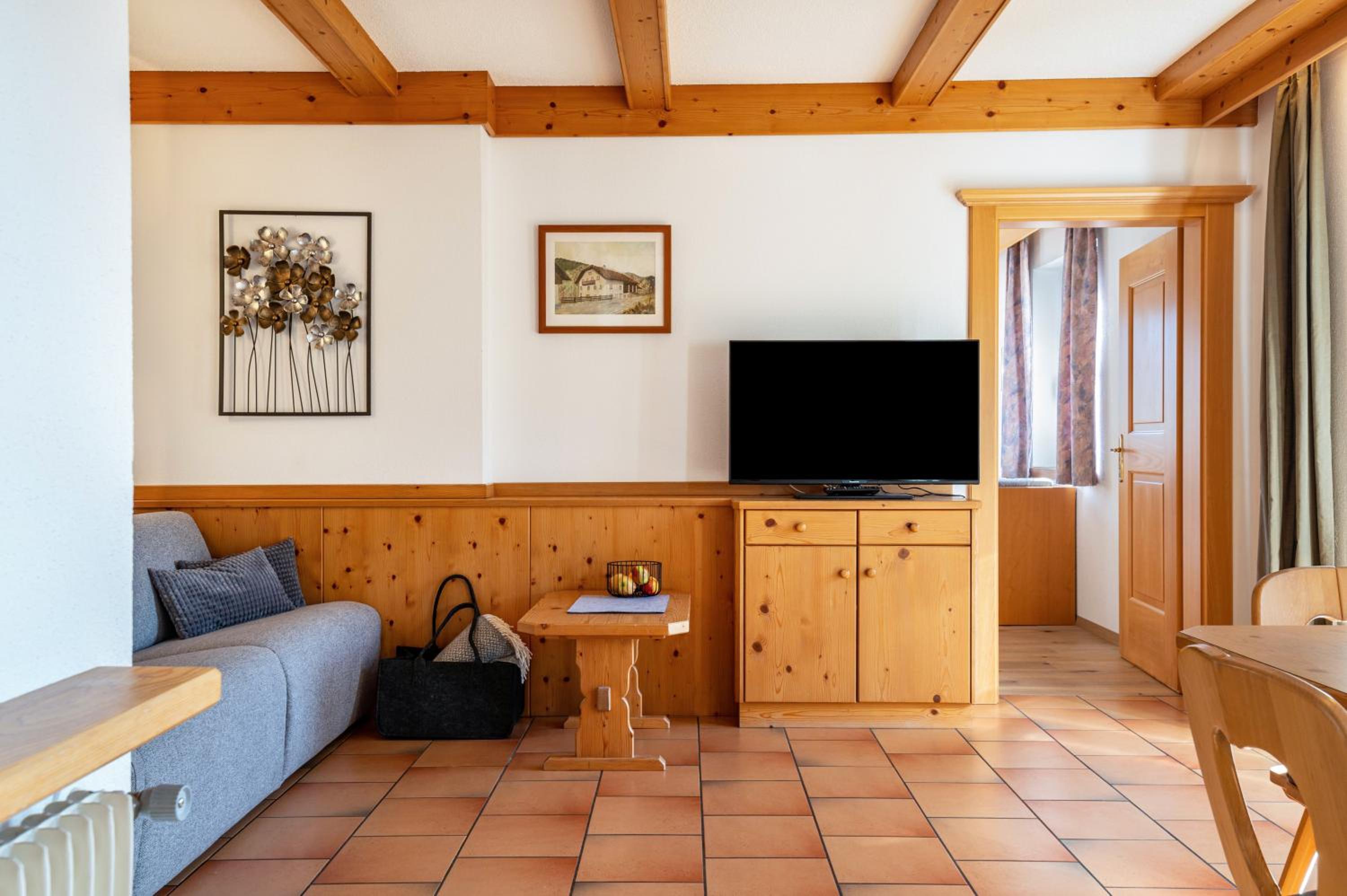 Two-Bedroom Deluxe Apartment with Garden View photo 1