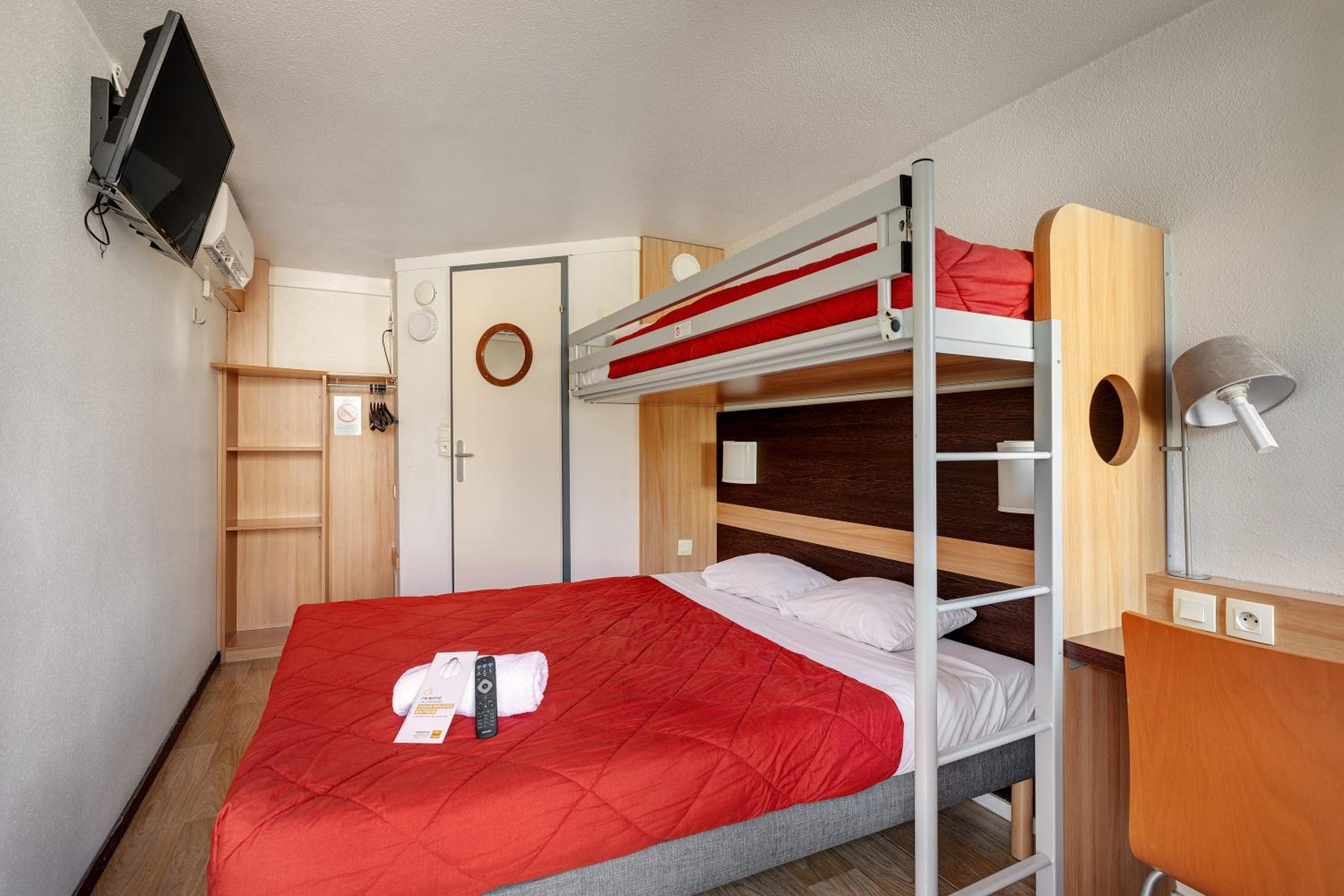 Triple Room (1 Double Bed + 1 Single Bed) - Photo 1