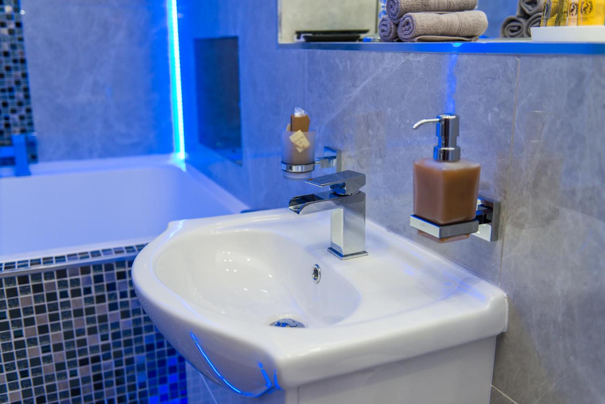 Executive Suite - Photo 47