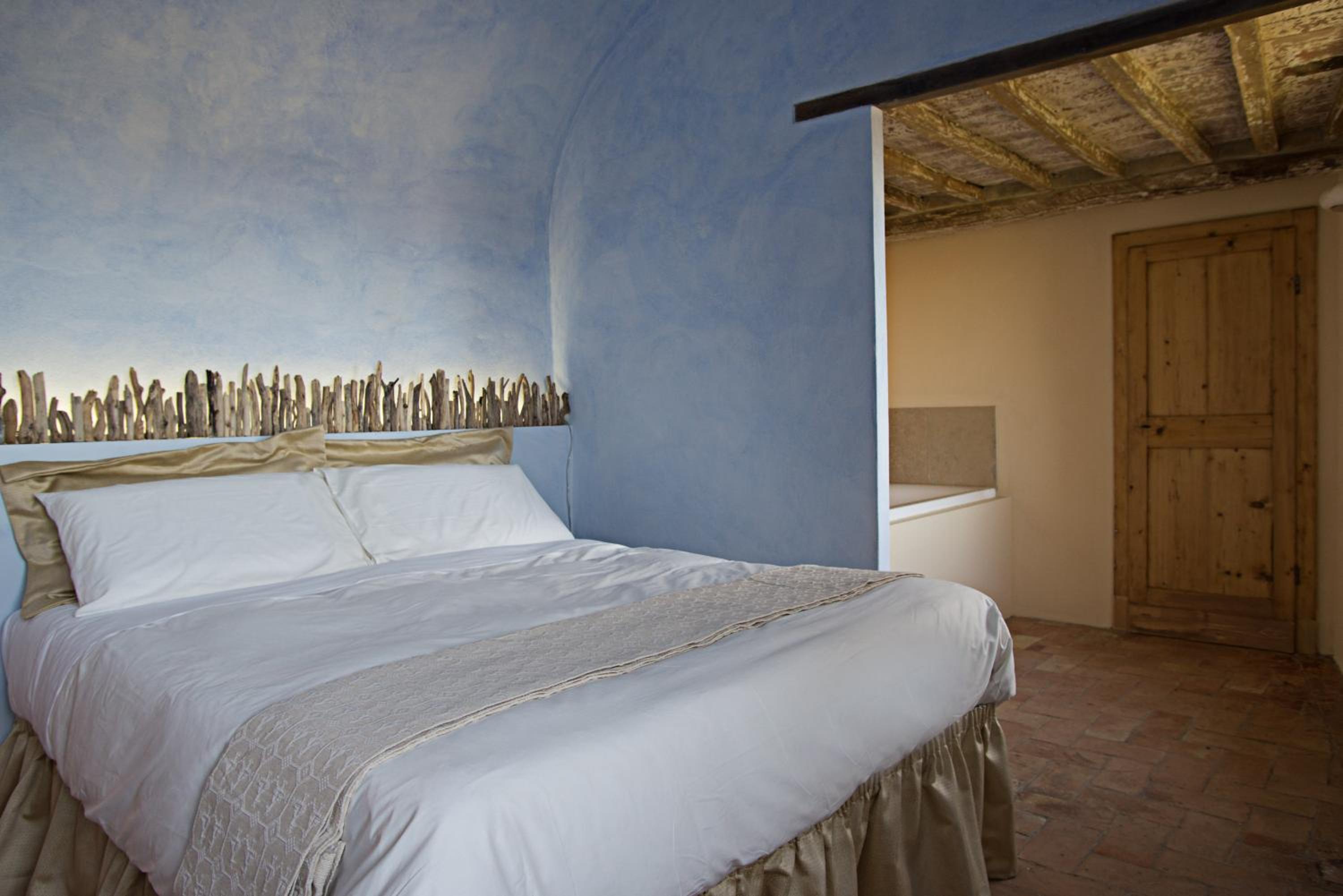 Queen Suite with Spa Bath - Photo 3