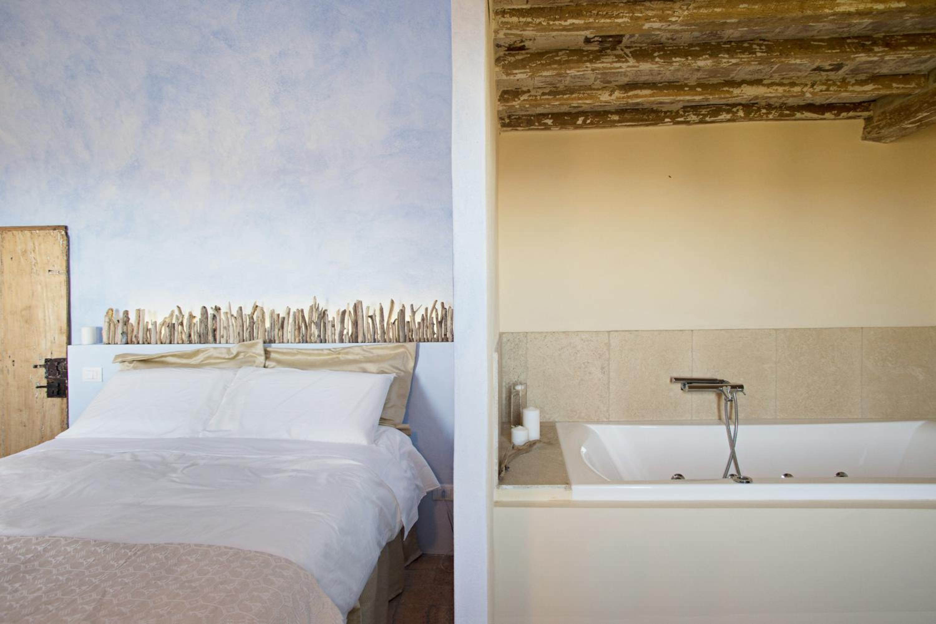 Queen Suite with Spa Bath - Photo 4