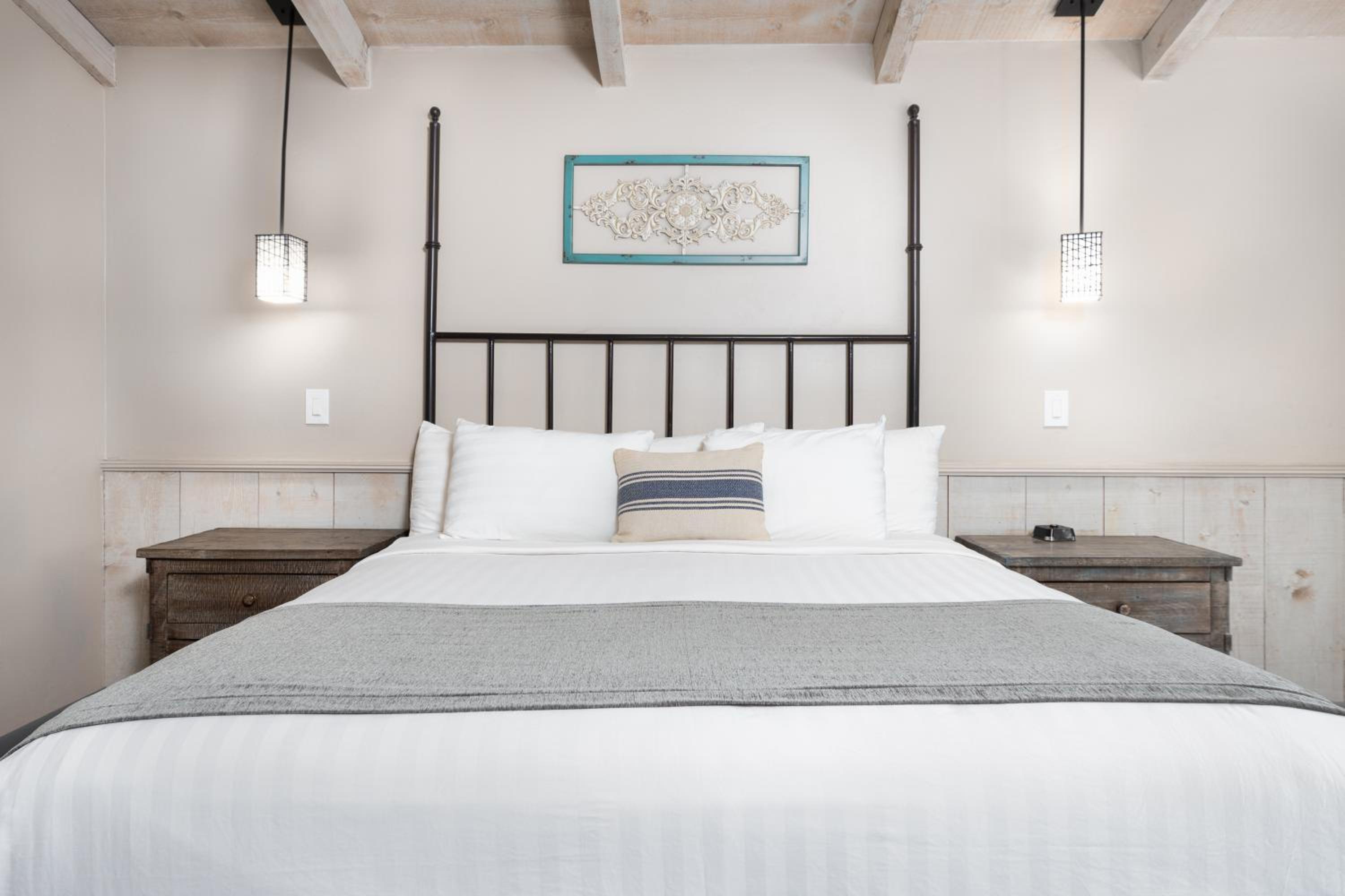 Deluxe King Room - Photo 6