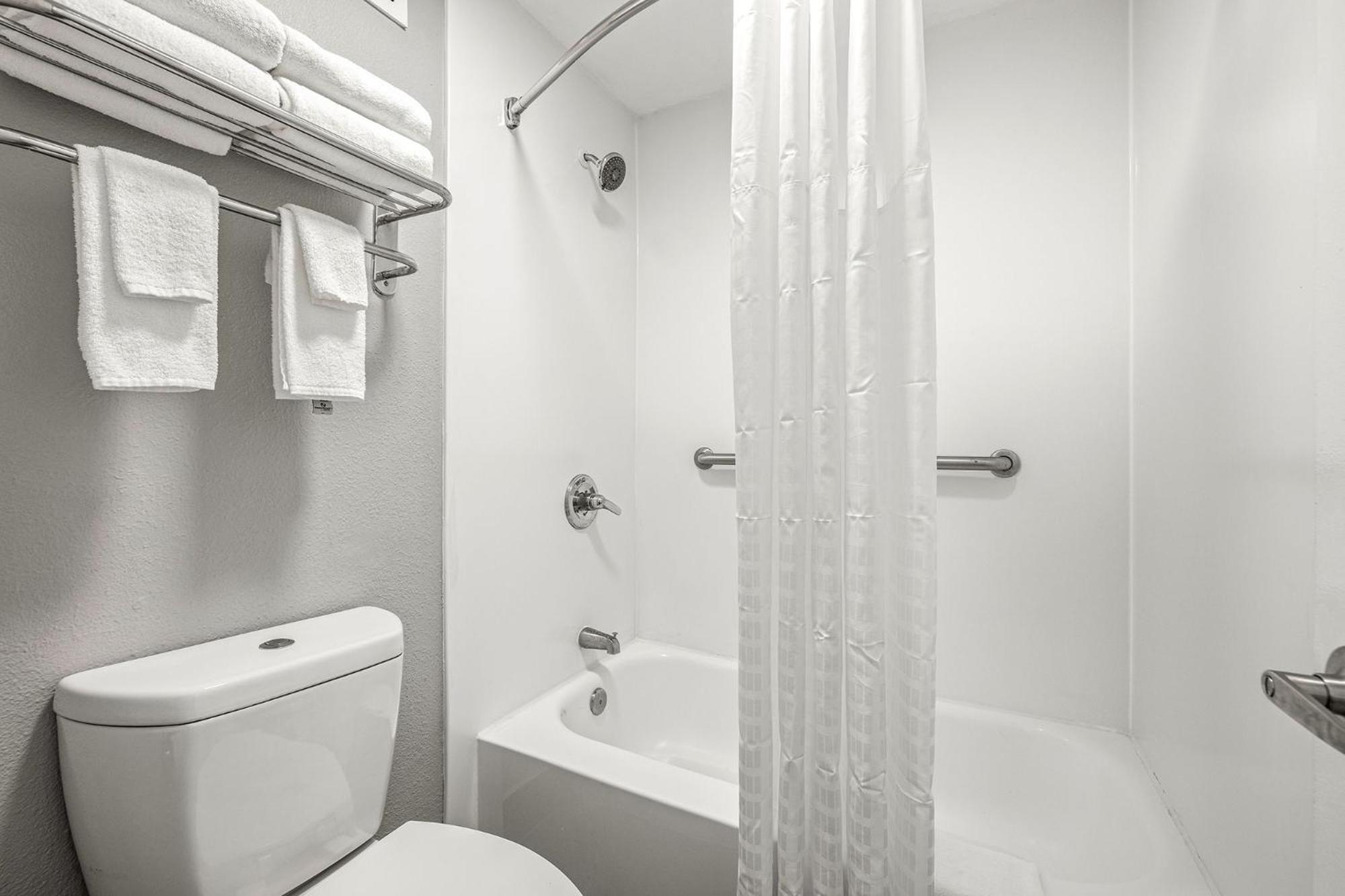 Standard King Room - Photo 3