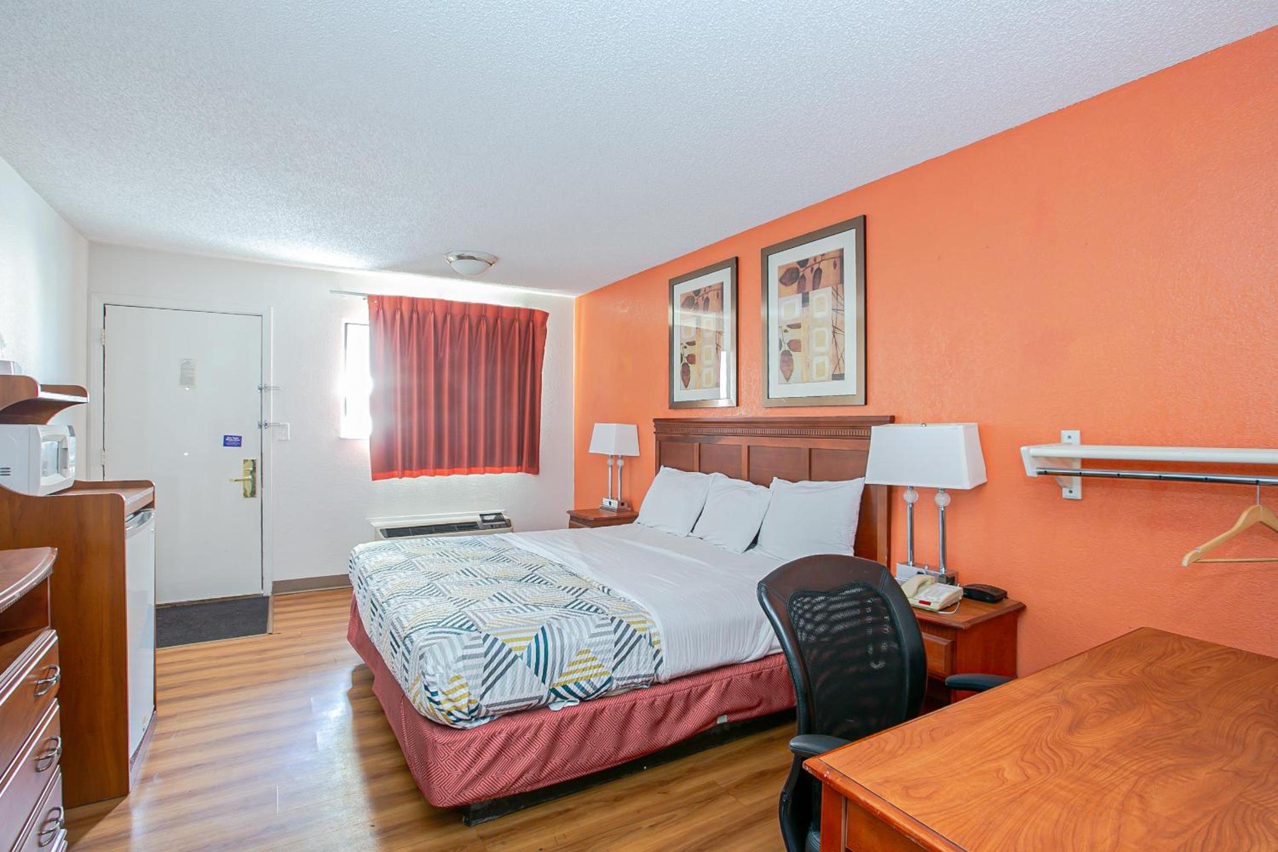 King Room - Non-Smoking - Photo 1