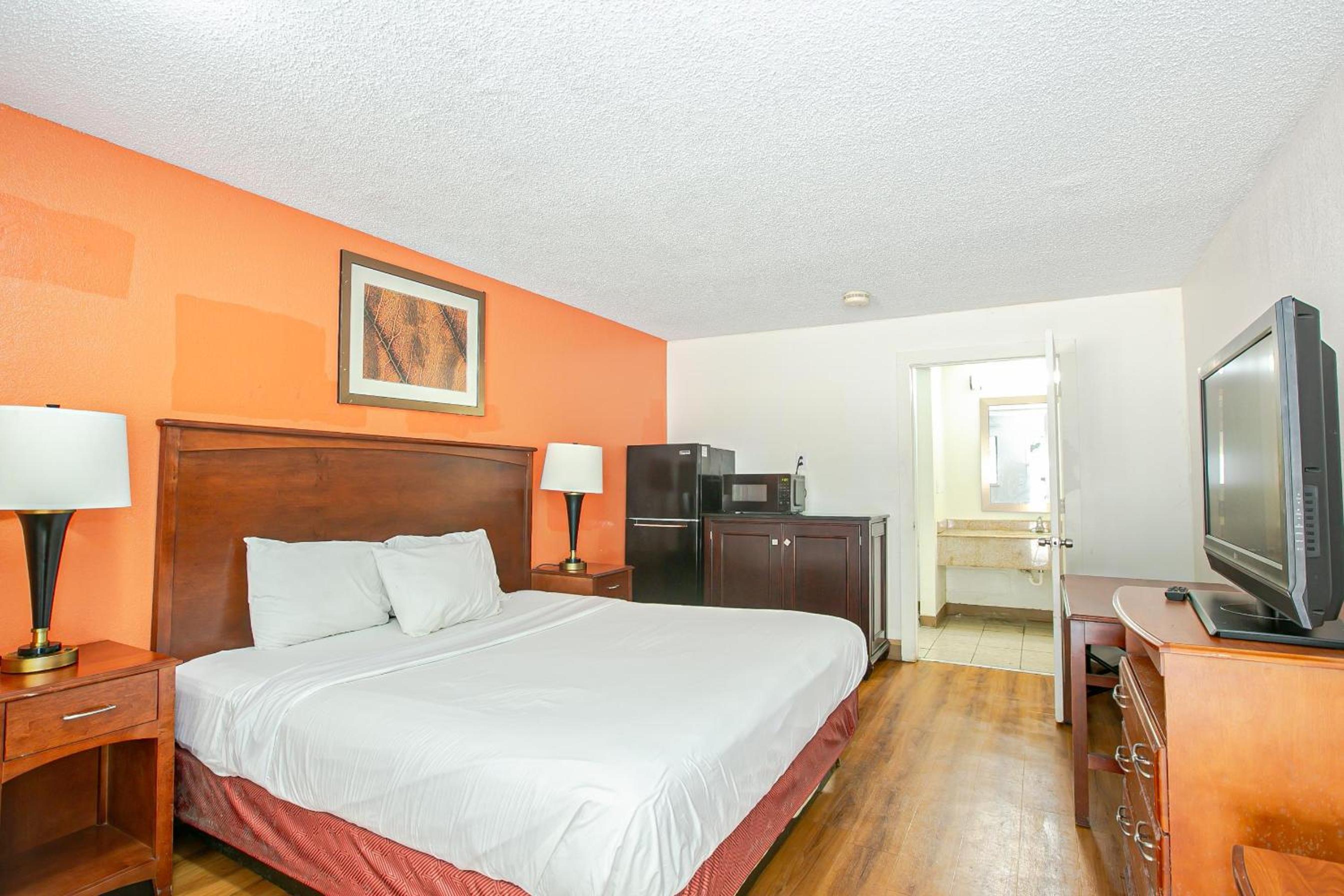 King Room - Non-Smoking - Photo 7