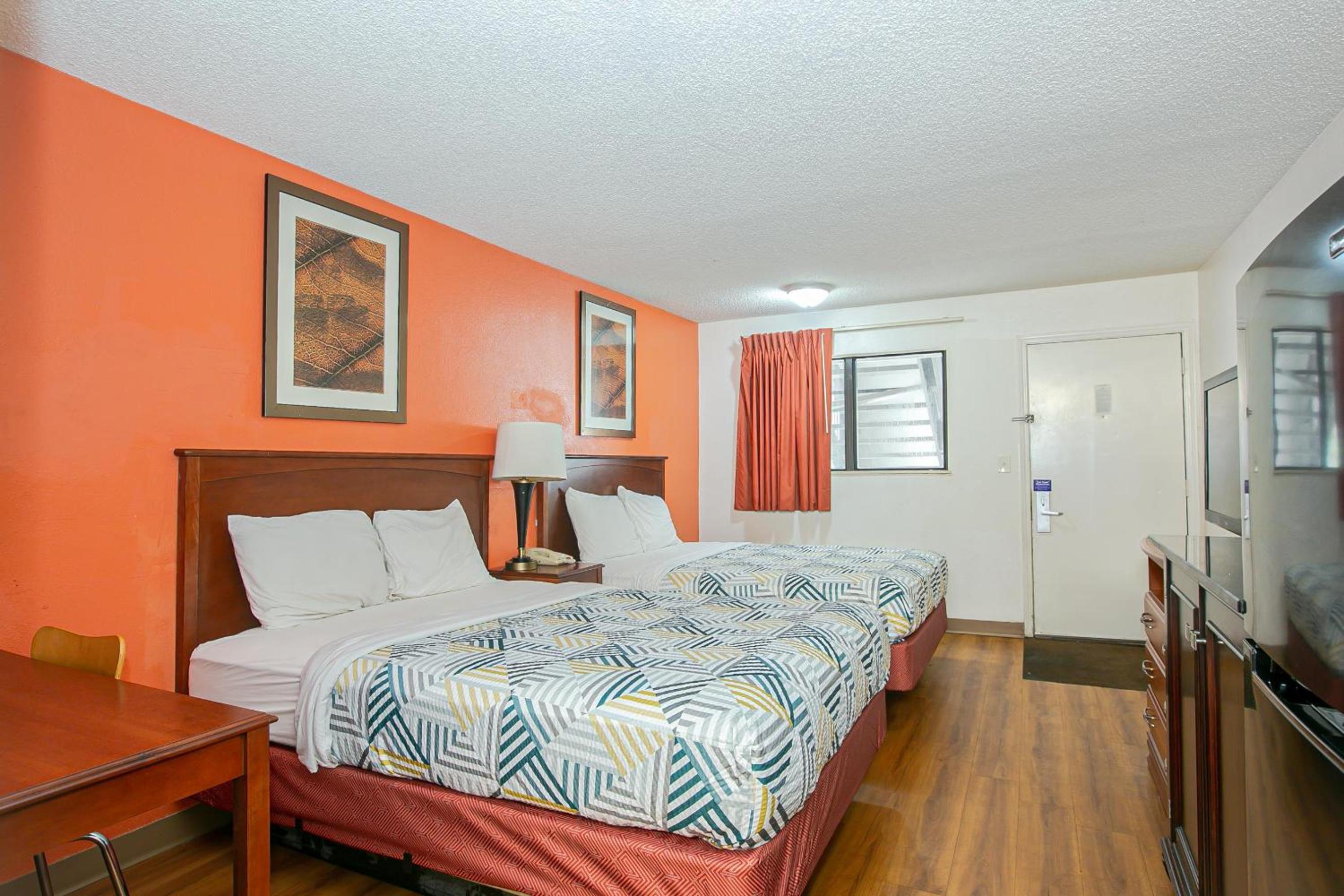 Queen Room with Two Queen Beds - Non-Smoking - Photo 1