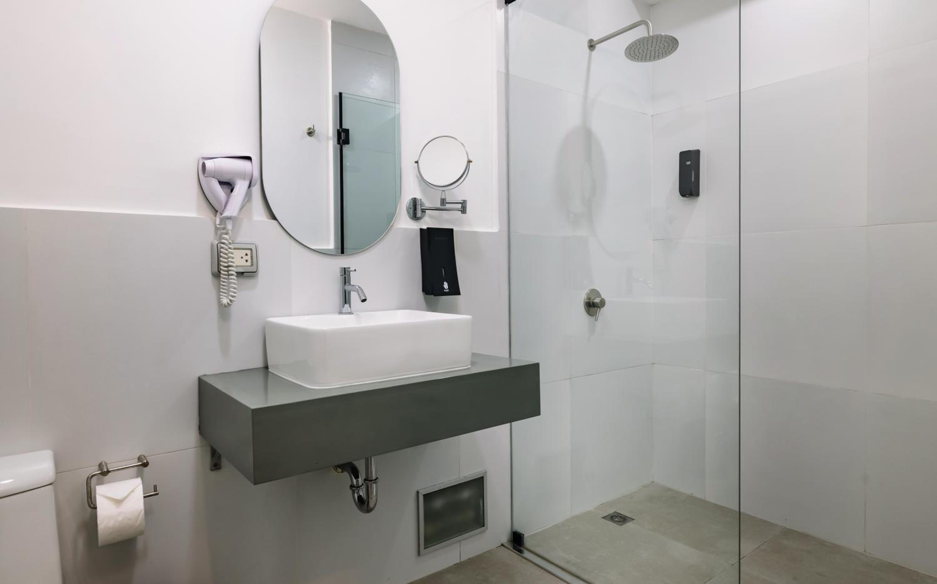 Family Room with Shared Bathroom photo 2