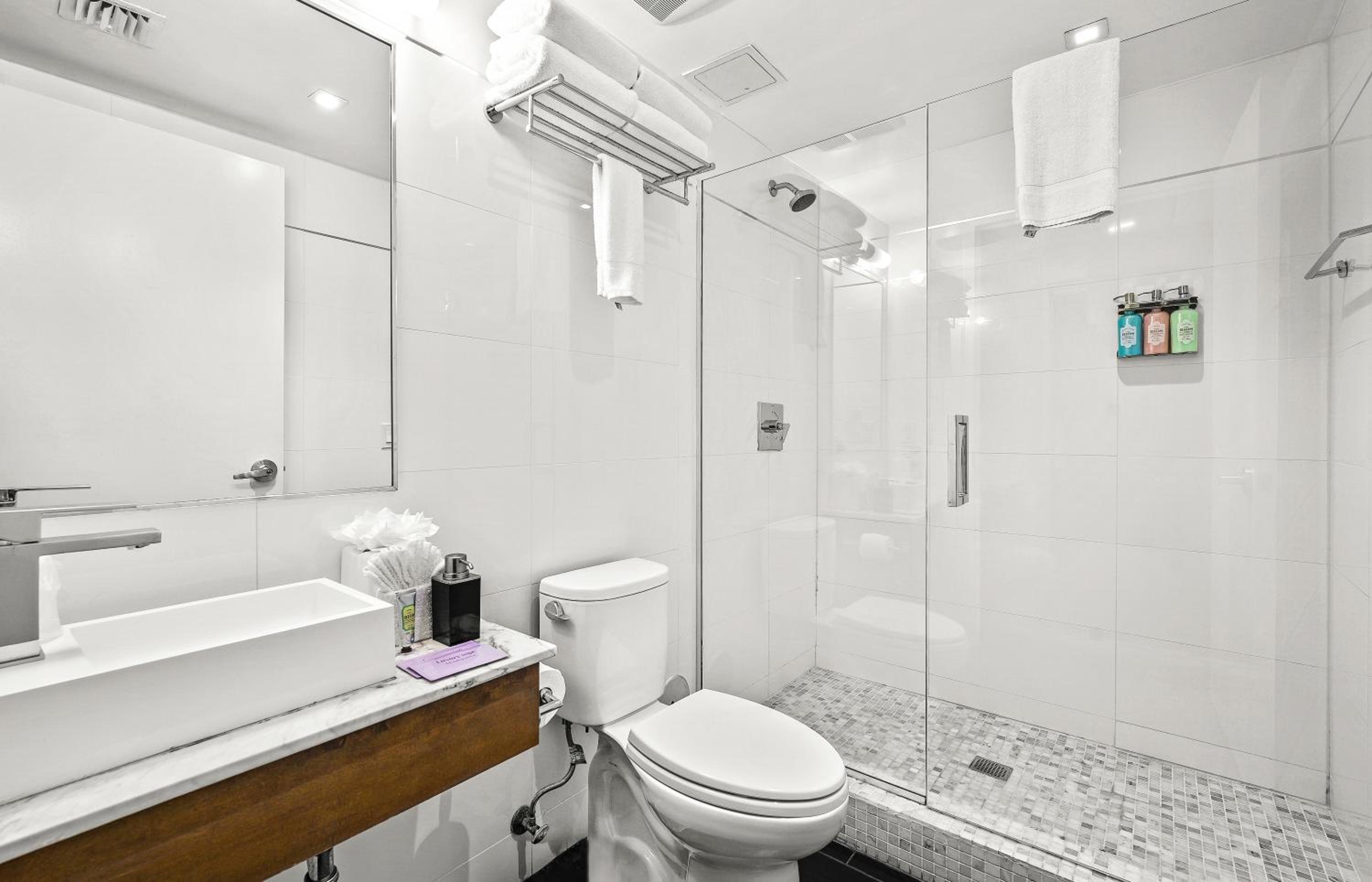Deluxe Double Room with Garden View thumbnail 5