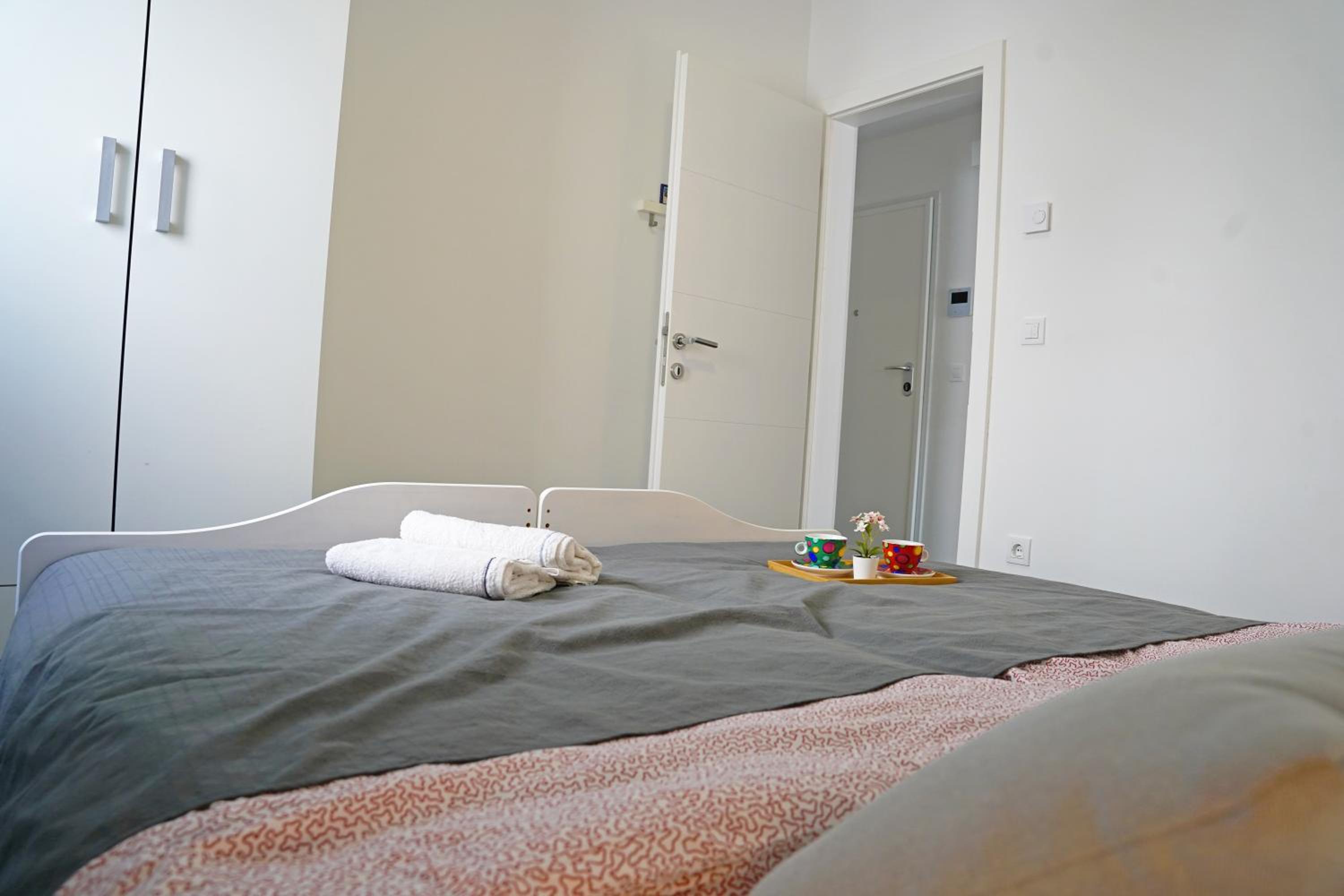 One-Bedroom Apartment photo 1