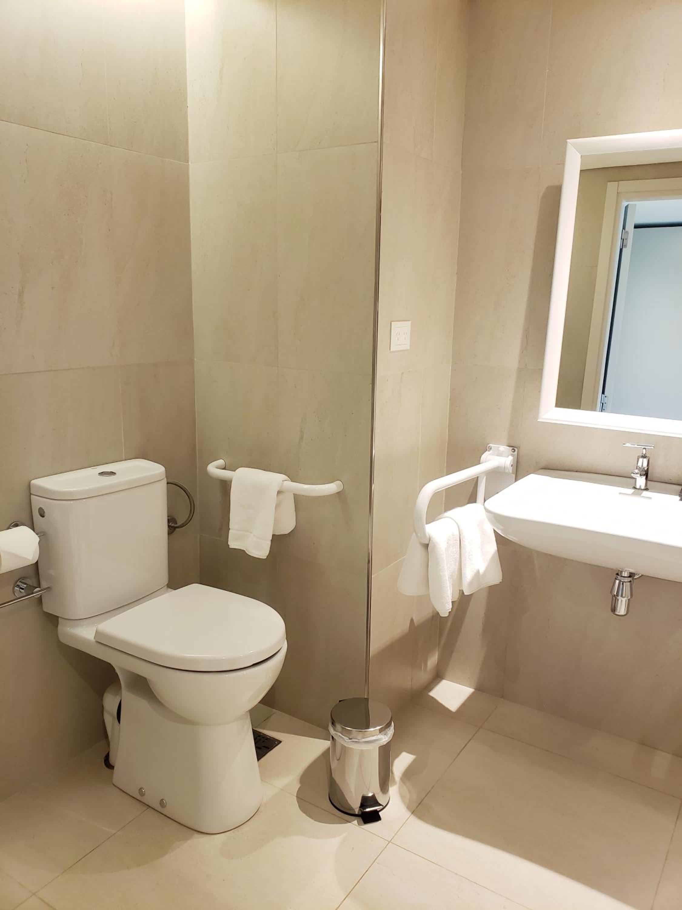 Queen Room with Roll-In Shower - Mobility Access/Non-Smoking photo 3