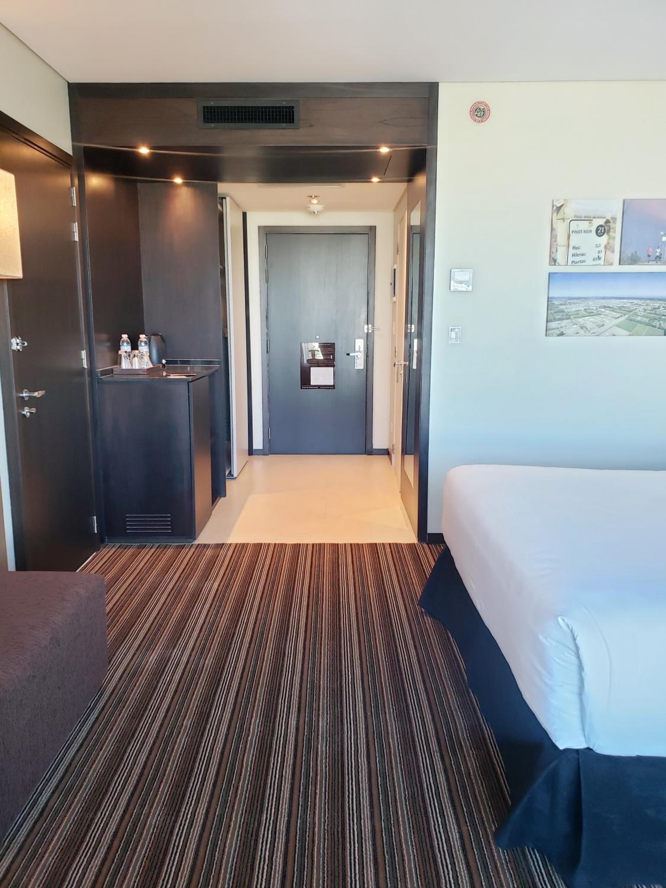 Queen Room with Roll-In Shower - Mobility Access/Non-Smoking photo 2