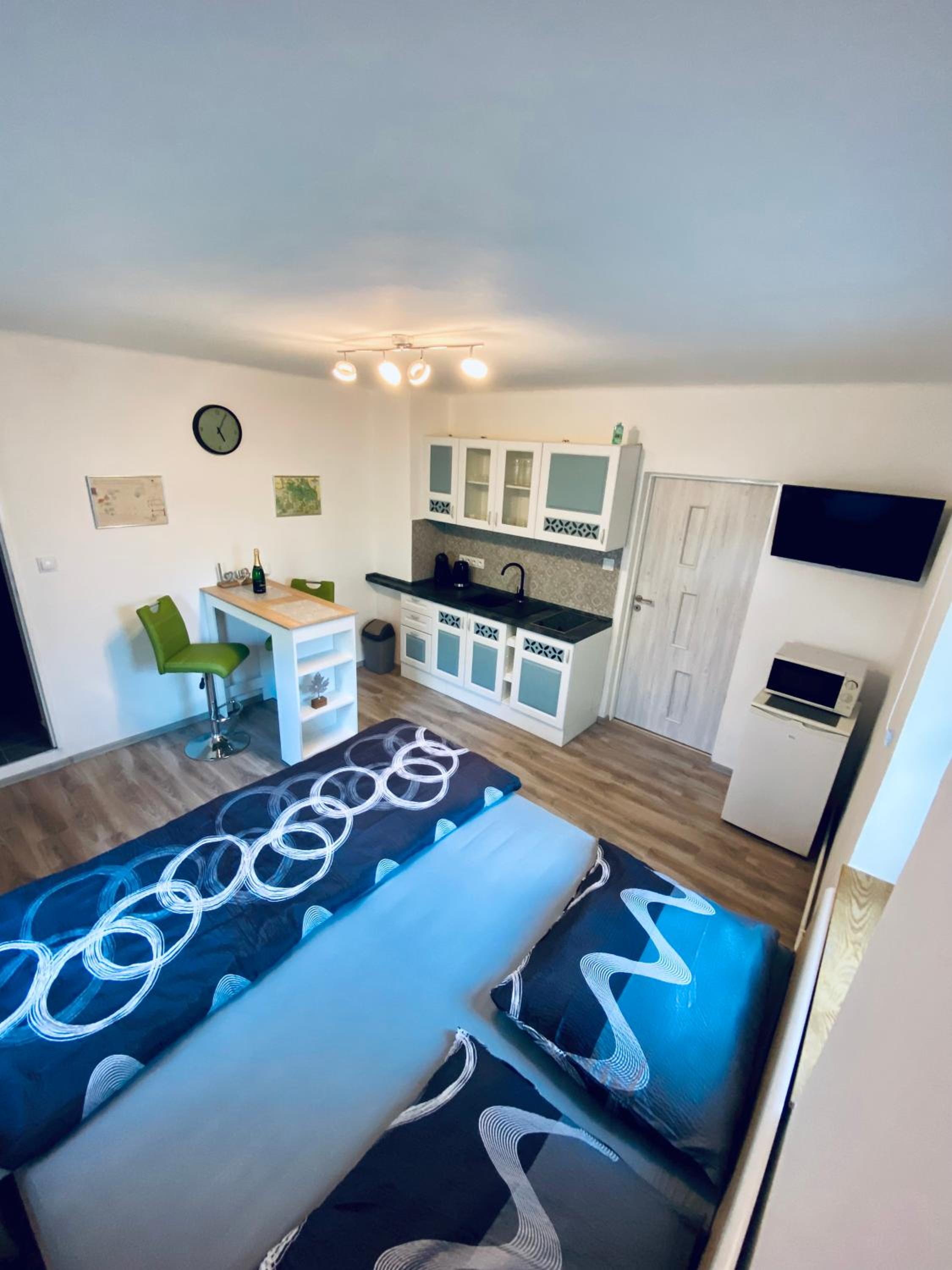 One-Bedroom Apartment photo 1