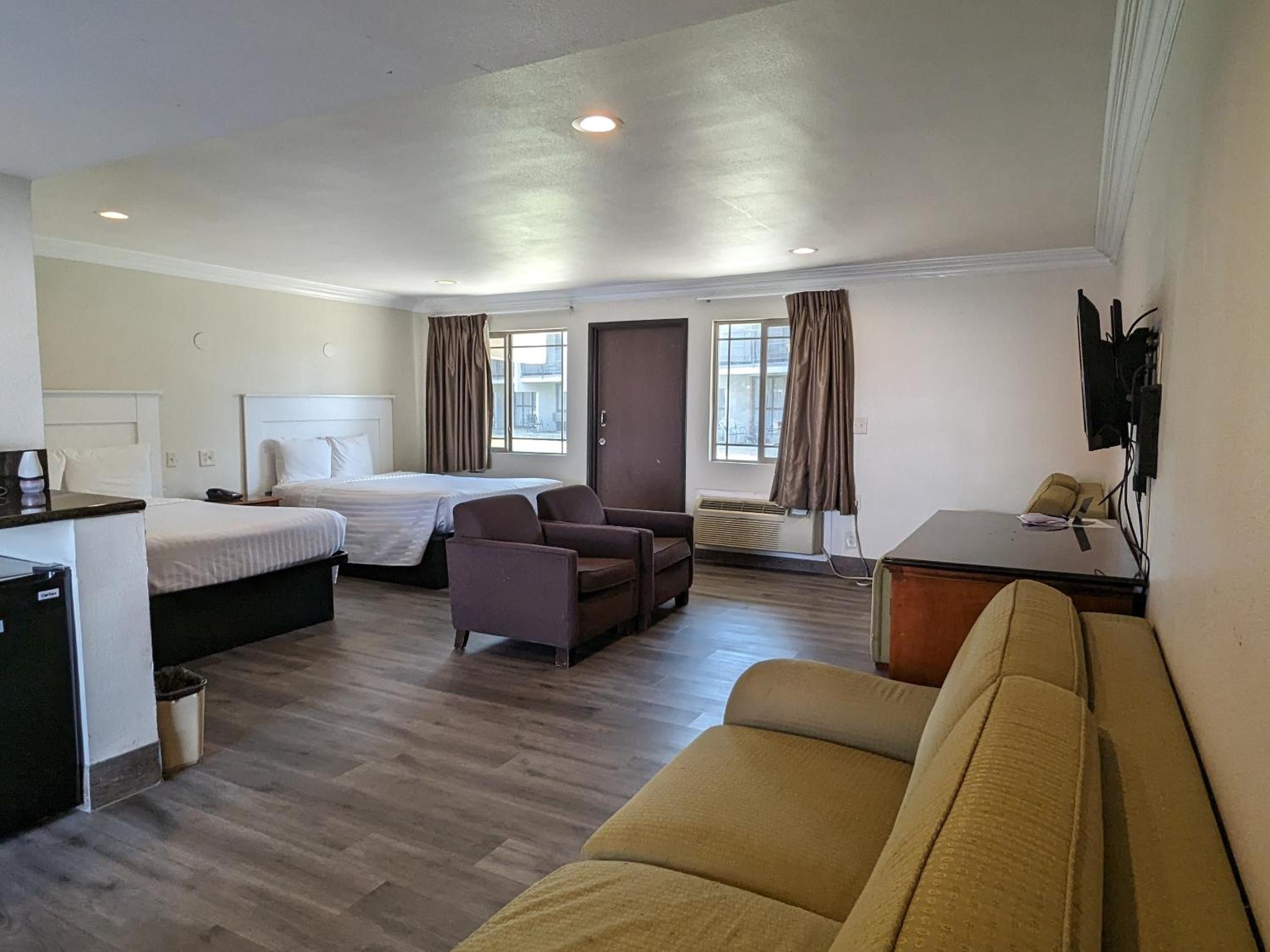Deluxe Family Room photo 1