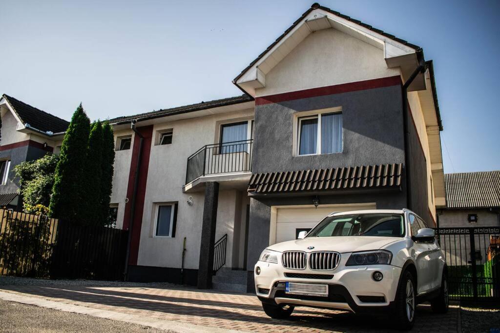 Four-Bedroom House photo 2