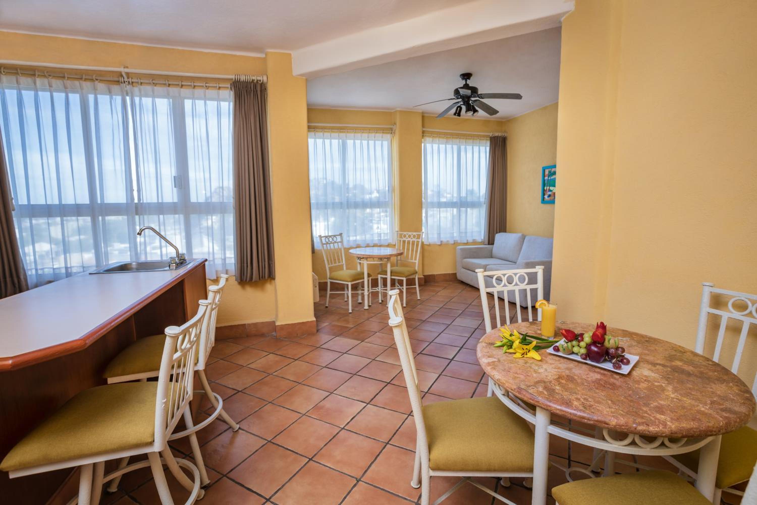 Suite with 2 Double Beds - Smoking - Photo 4
