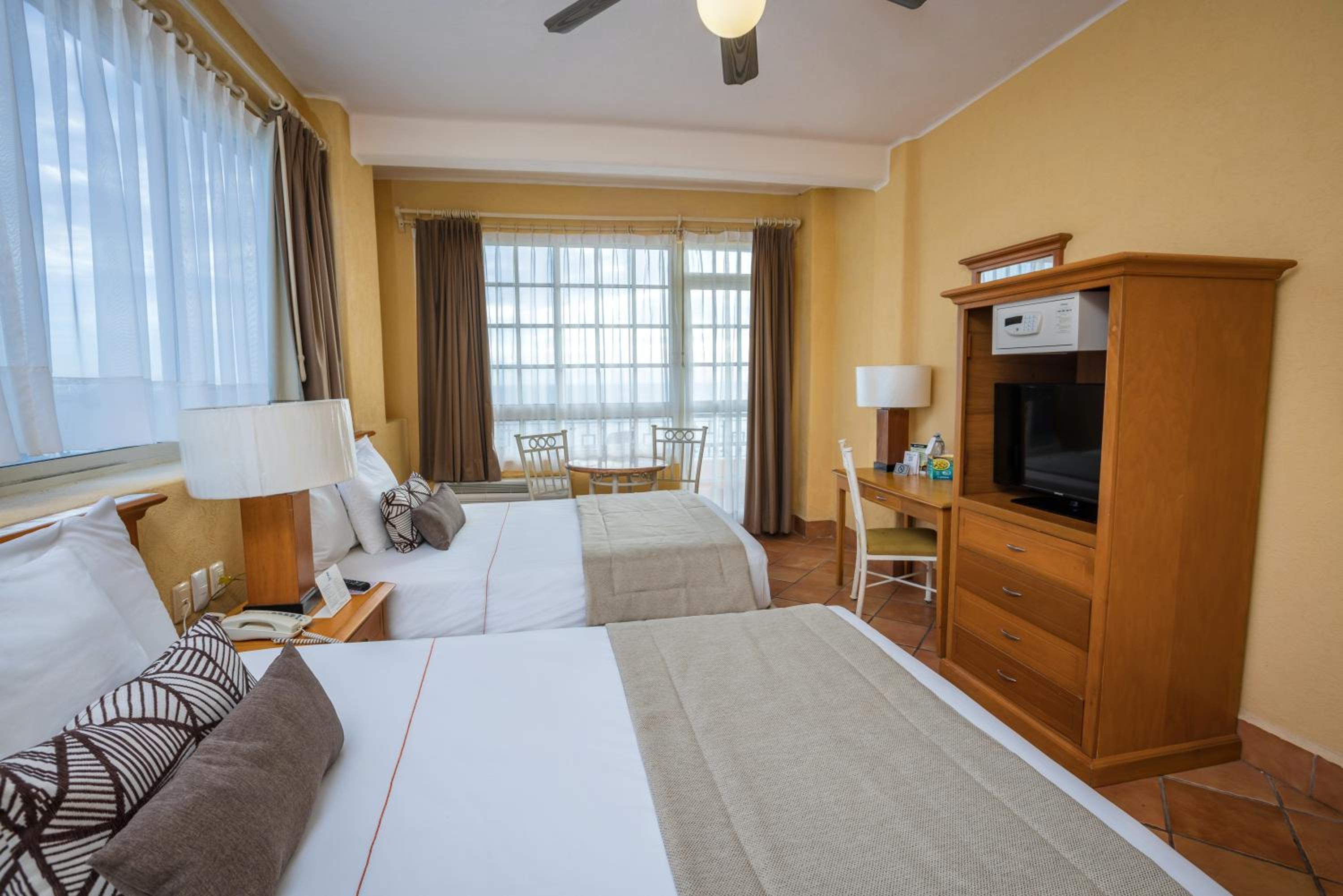 Suite with Two Double Beds - Non-Smoking - Photo 3