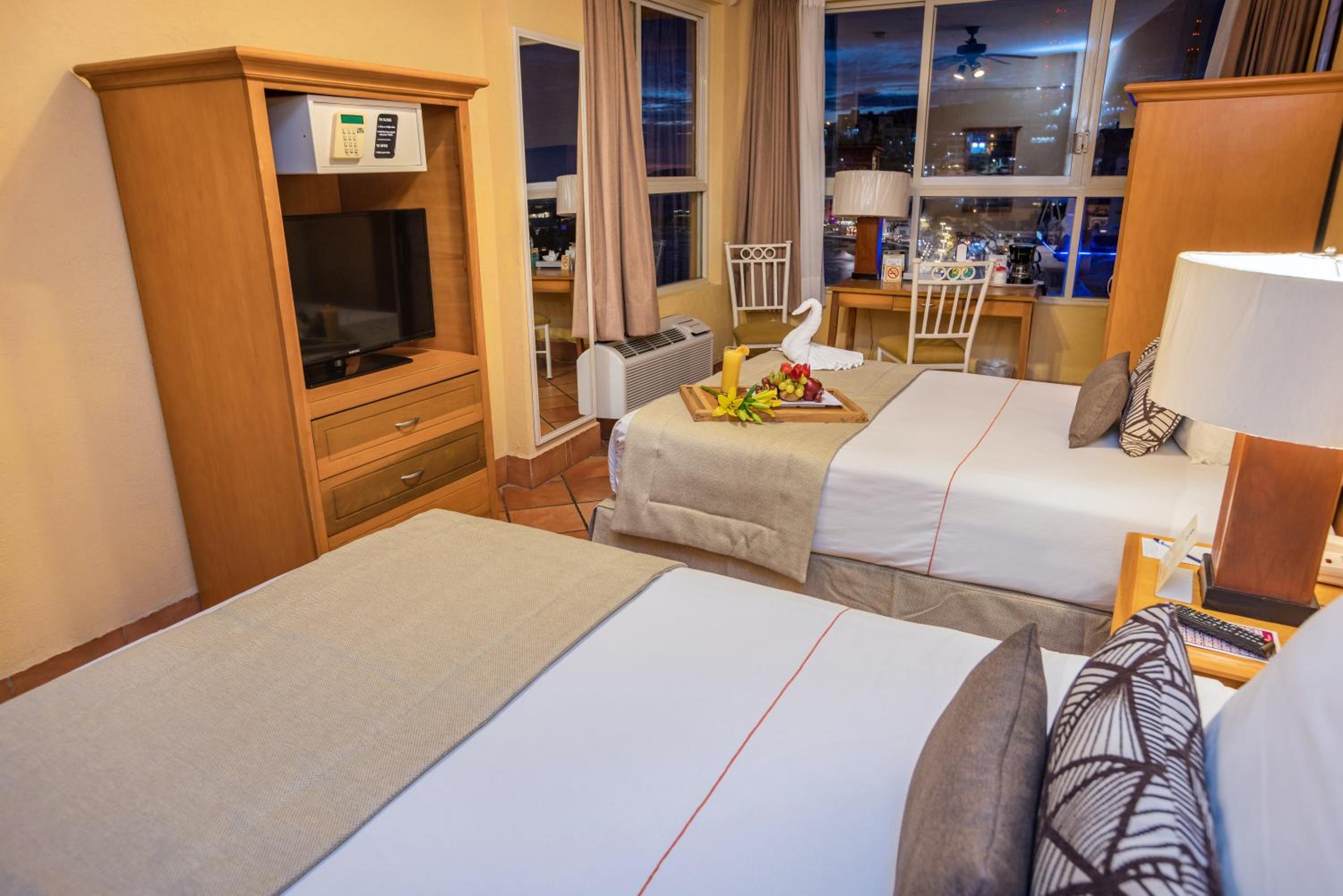 Double Room with 2 Double Beds - Smoking - Photo 1
