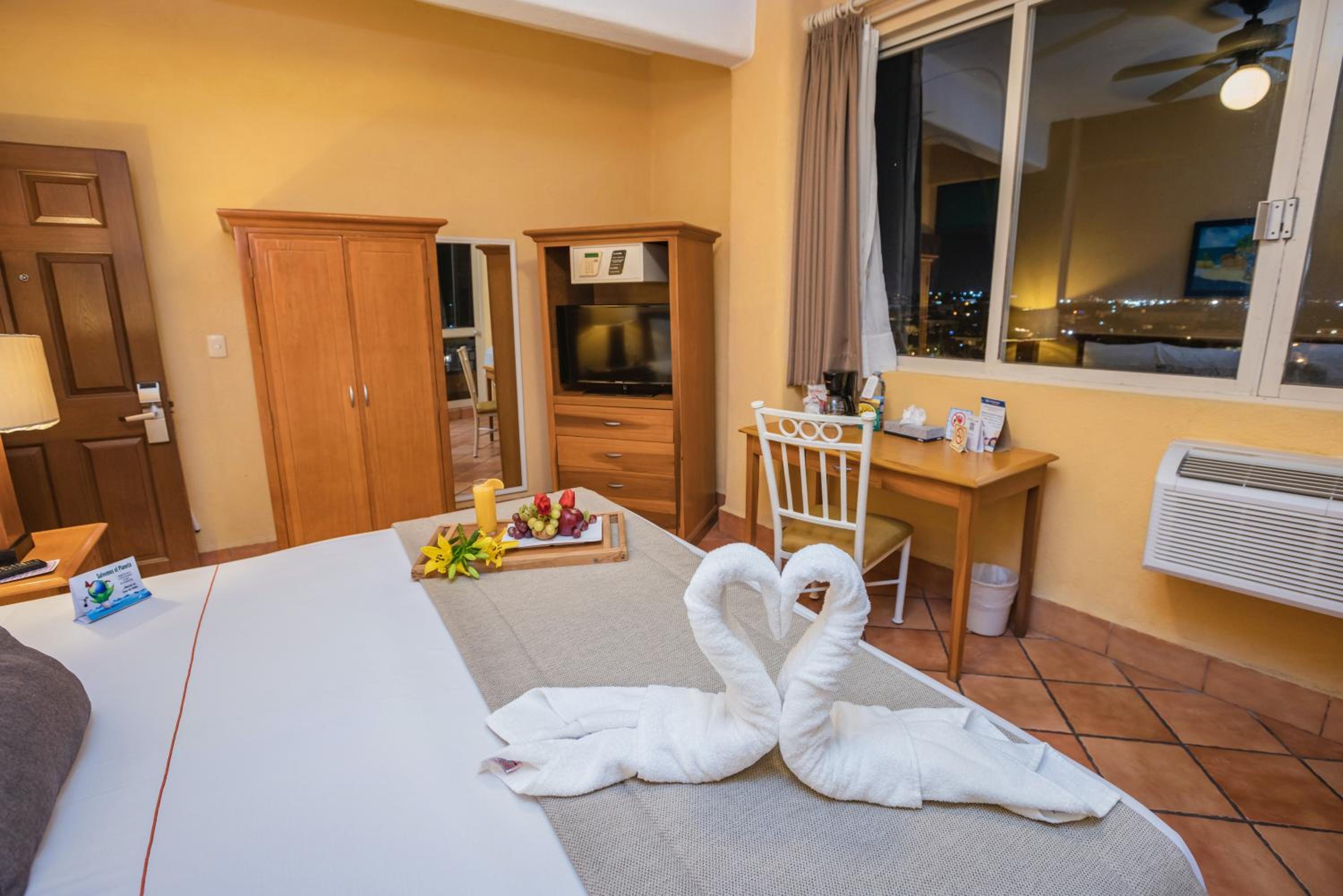 Double Room with 2 Double Beds - Smoking - Photo 2