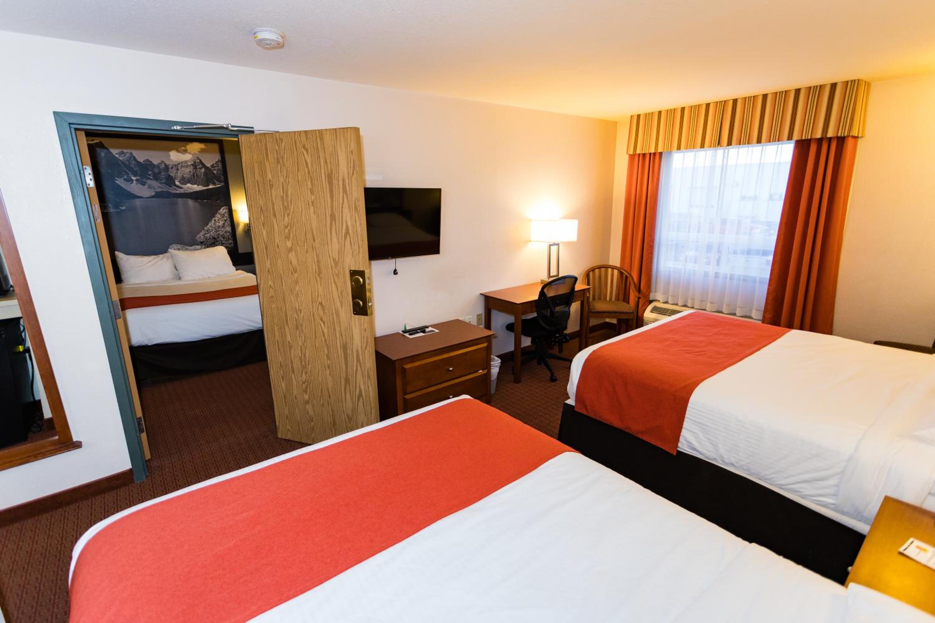 Queen Room with Two Queen Beds - Non-Smoking - Photo 2