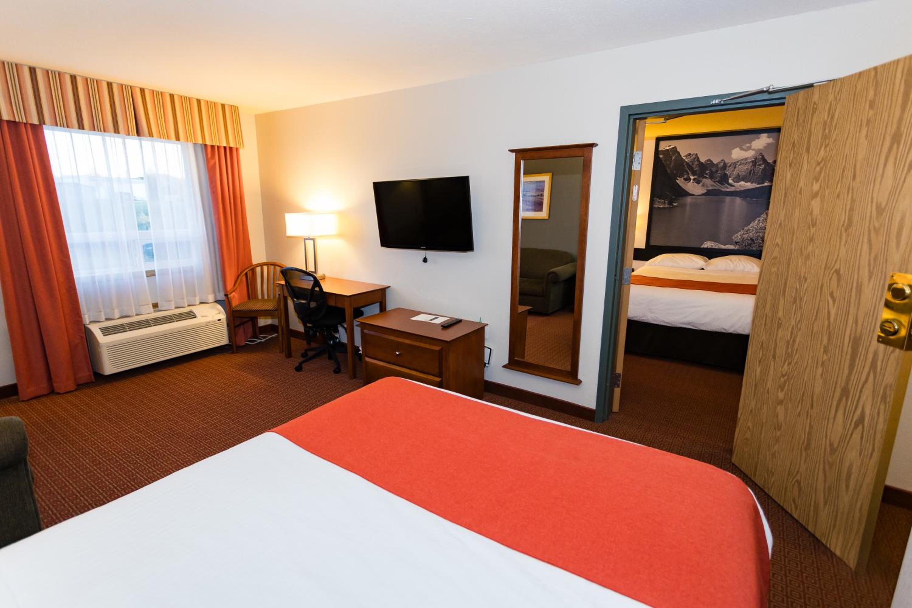 Queen Room with Two Queen Beds - Non-Smoking - Photo 10