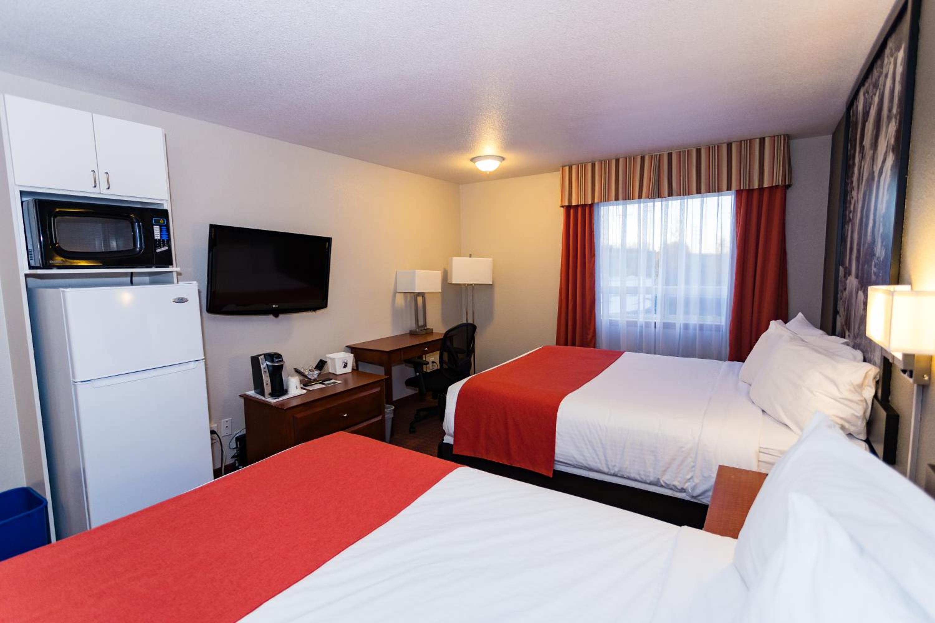 Deluxe Queen Room with Two Queen Beds - Non-Smoking - Photo 3