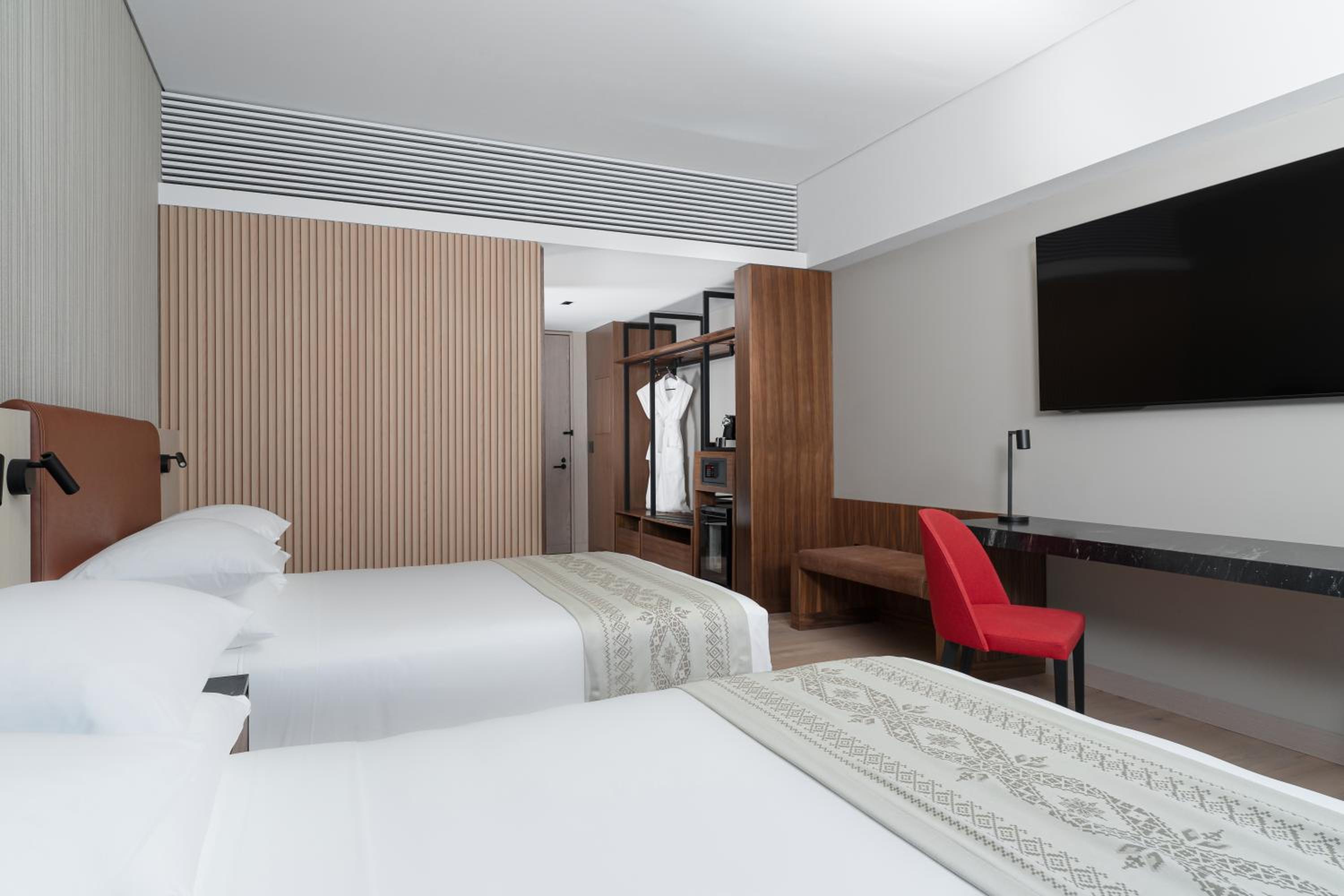 Queen Room with Two Queen Beds and City View thumbnail 6
