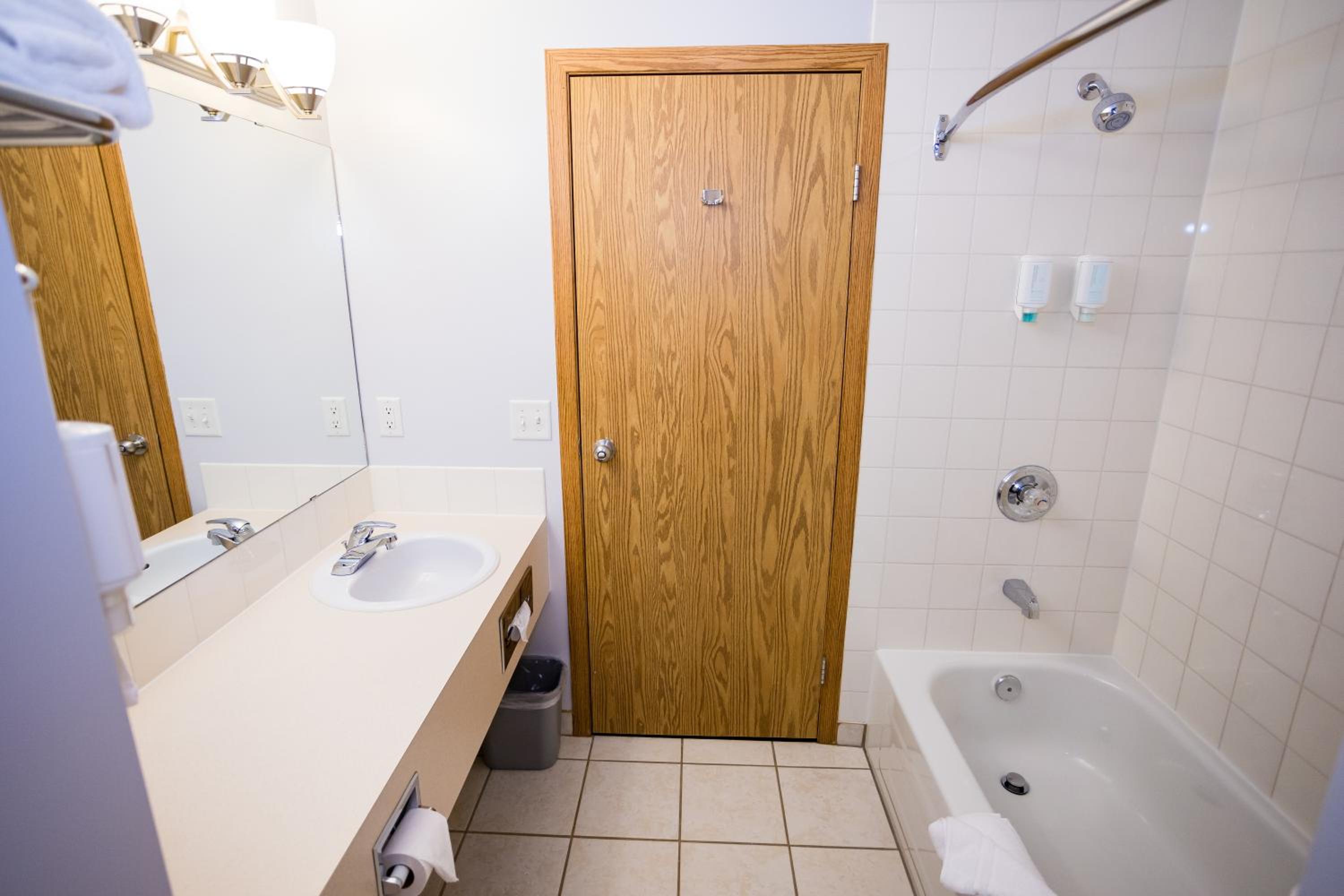 King Room - Non-Smoking - Photo 9