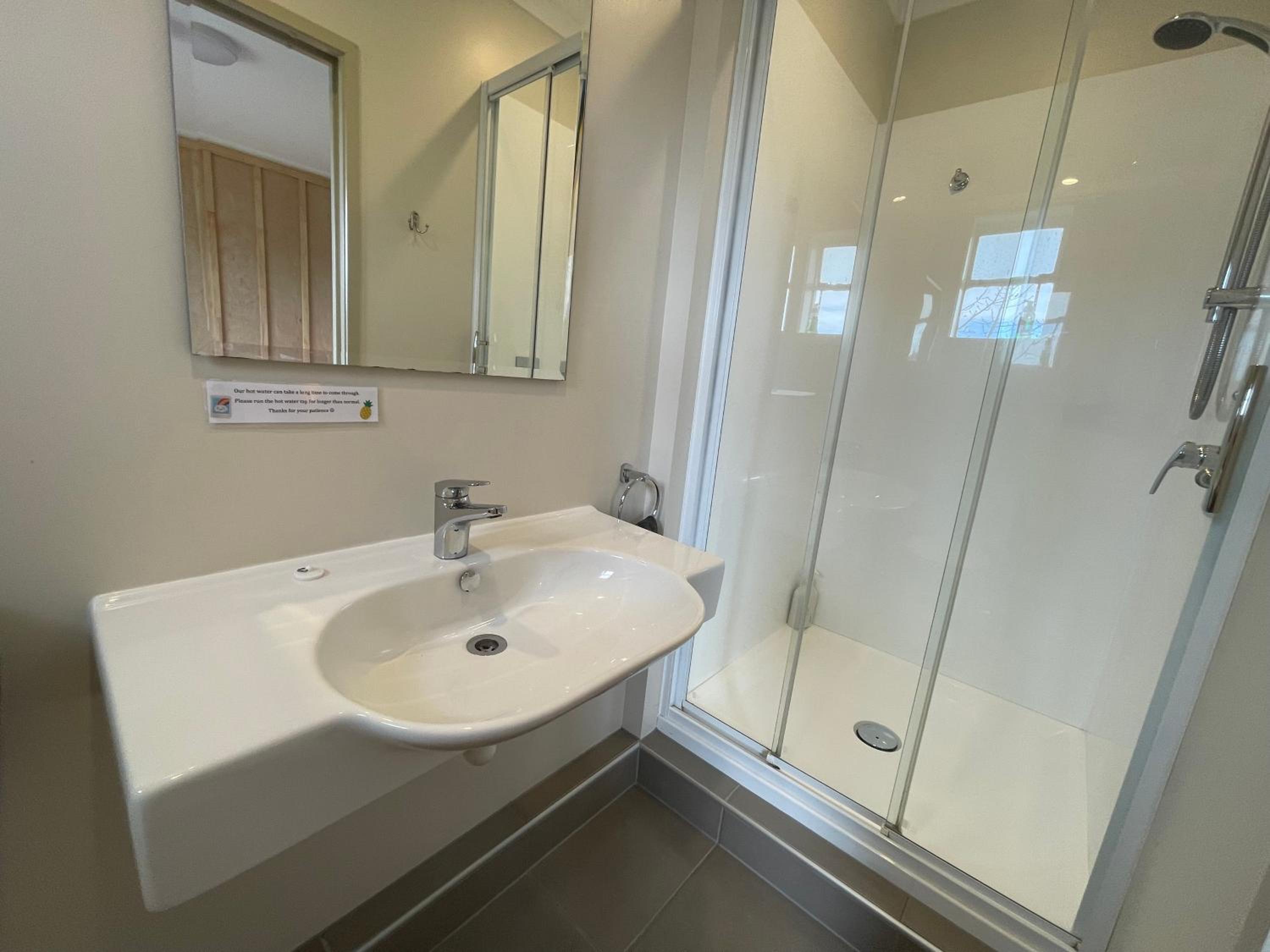 Double Room with Private Bathroom - Photo 6