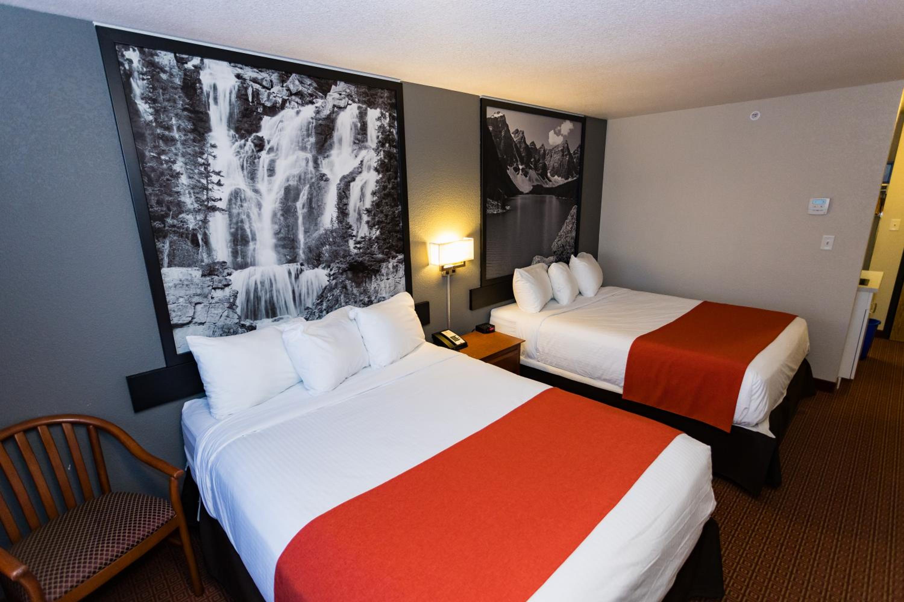 Deluxe Queen Room with Two Queen Beds - Non-Smoking - Photo 4