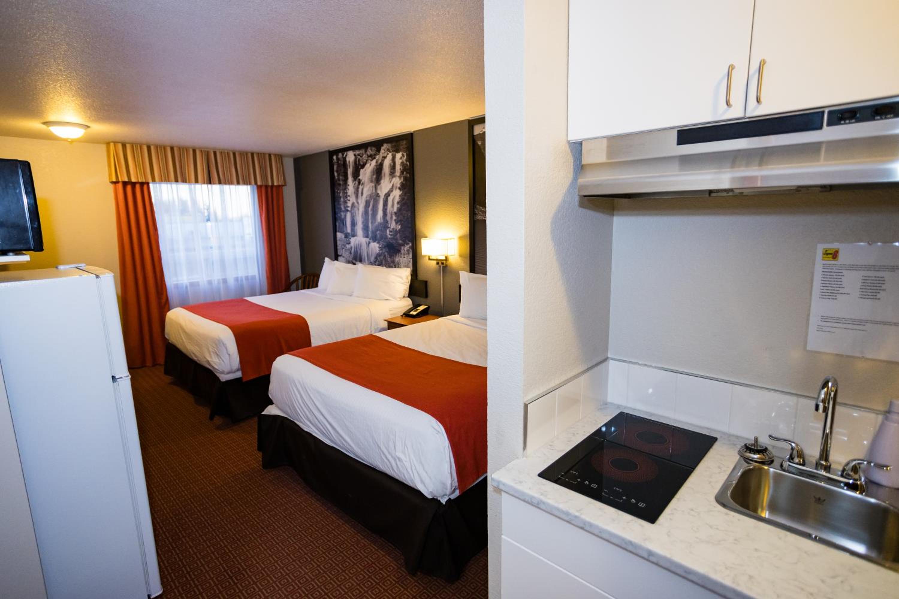 Deluxe Queen Room with Two Queen Beds - Non-Smoking - Photo 5