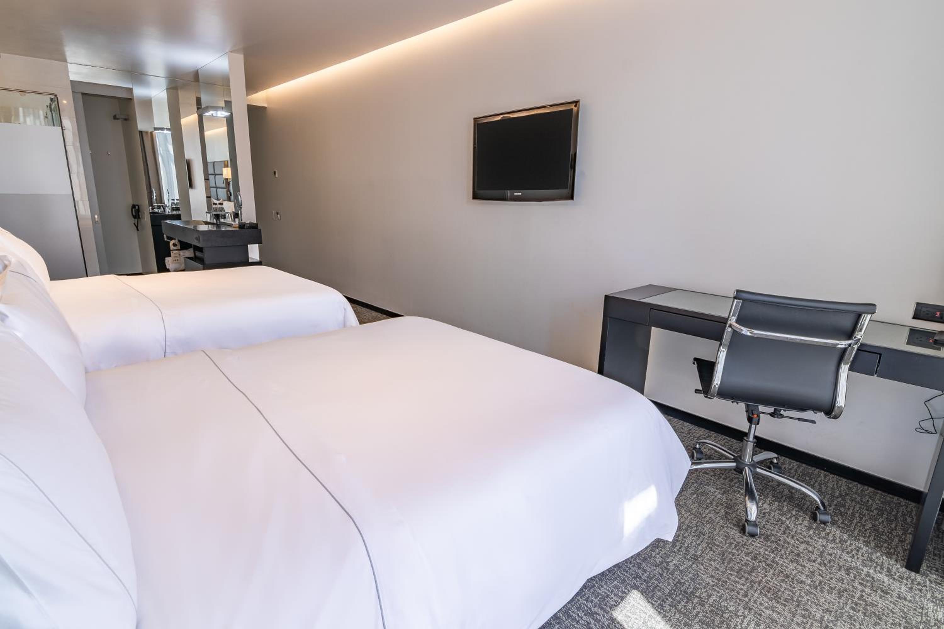 Double Room with Two Double Beds - Photo 2