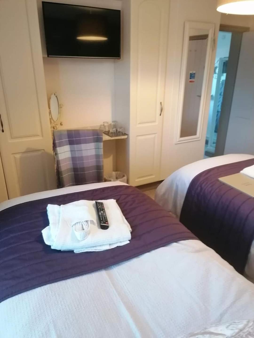 Twin Room with Bath photo 2
